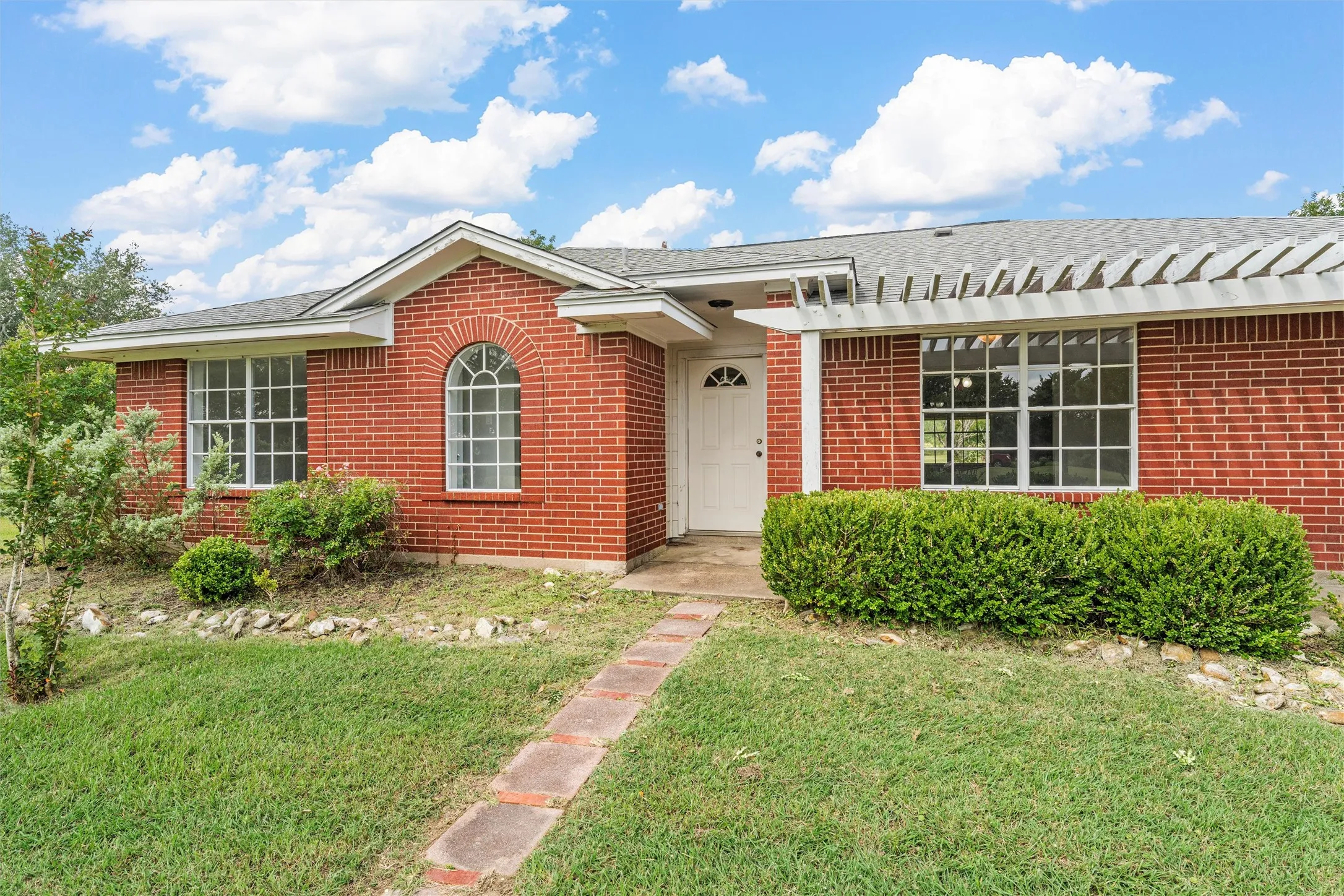 Single Family Residence For Sale in Limestone County , 689 LCR 662, Kosse, Texas 76653, 3 Bedroom, 2 Bathroom, 5 Garage spaces, 1,897 Sqft, built in 2000, mls#21401991, Real Estate Agent in Kosse, Homes For Sale in Limestone county, Homes For Sale in Kosse, Realtor in Kosse Texas, Real Estate Brokerage Independent Realty Texas, Luminita Cordes Realtor