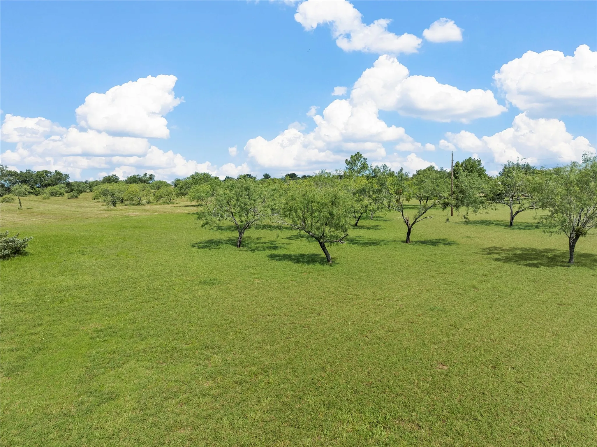 Single Family Residence For Sale in Limestone County , 689 LCR 662, Kosse, Texas 76653, 3 Bedroom, 2 Bathroom, 5 Garage spaces, 1,897 Sqft, built in 2000, mls#21401991, Real Estate Agent in Kosse, Homes For Sale in Limestone county, Homes For Sale in Kosse, Realtor in Kosse Texas, Real Estate Brokerage Independent Realty Texas, Luminita Cordes Realtor