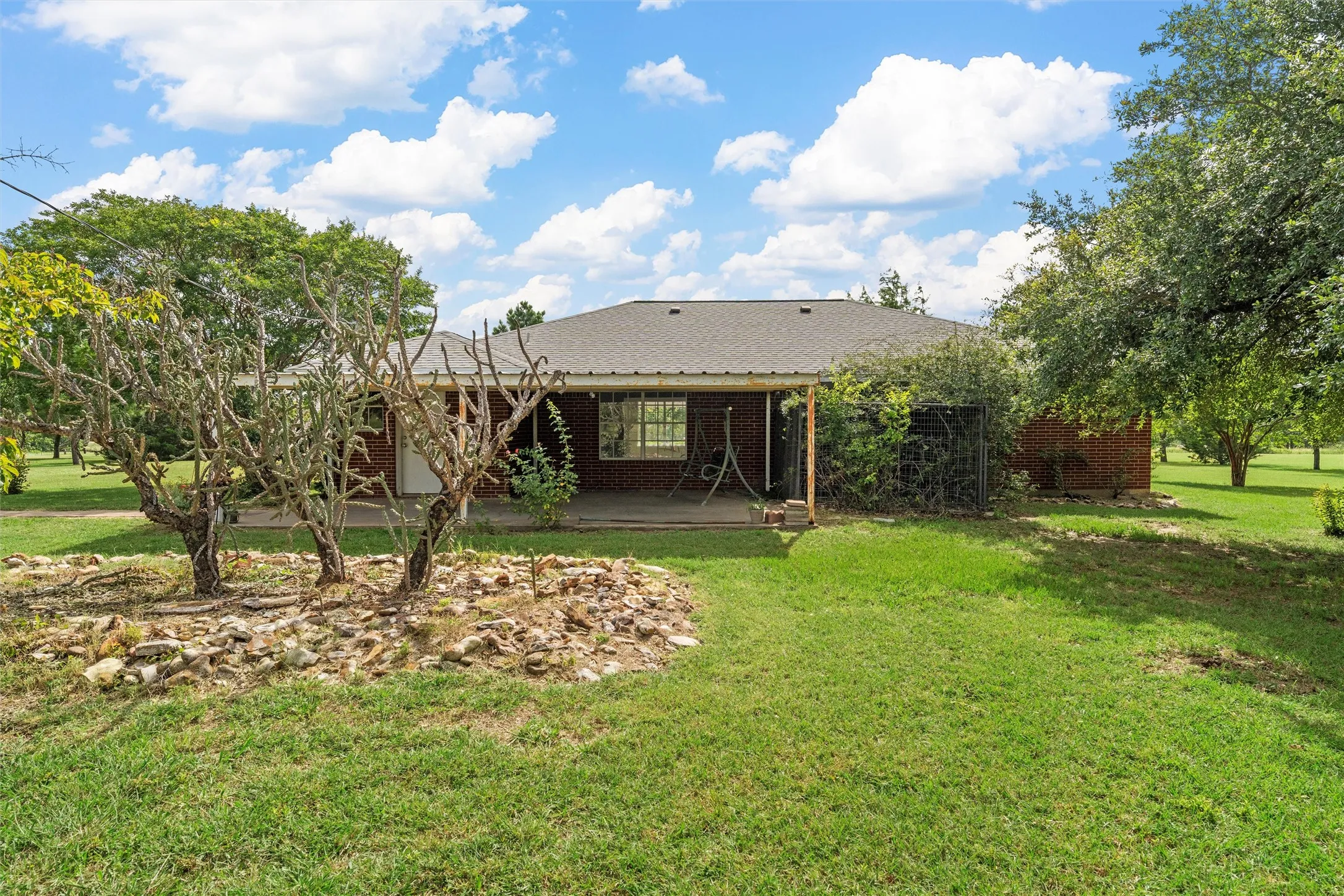 Single Family Residence For Sale in Limestone County , 689 LCR 662, Kosse, Texas 76653, 3 Bedroom, 2 Bathroom, 5 Garage spaces, 1,897 Sqft, built in 2000, mls#21401991, Real Estate Agent in Kosse, Homes For Sale in Limestone county, Homes For Sale in Kosse, Realtor in Kosse Texas, Real Estate Brokerage Independent Realty Texas, Luminita Cordes Realtor
