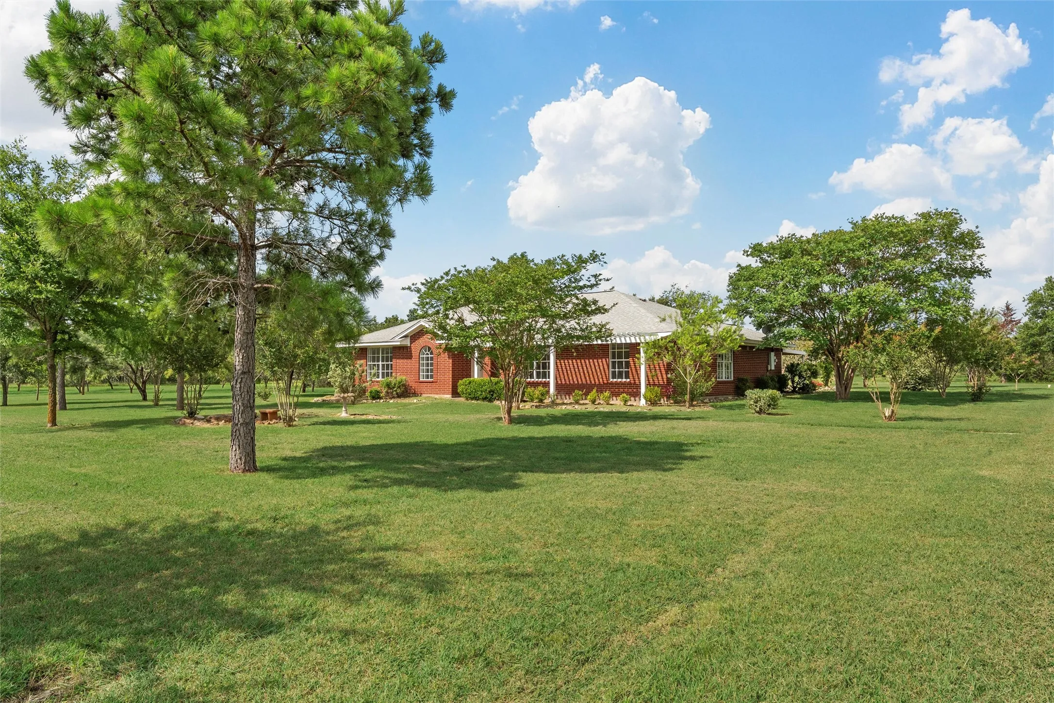 Single Family Residence For Sale in Limestone County , 689 LCR 662, Kosse, Texas 76653, 3 Bedroom, 2 Bathroom, 5 Garage spaces, 1,897 Sqft, built in 2000, mls#21401991, Real Estate Agent in Kosse, Homes For Sale in Limestone county, Homes For Sale in Kosse, Realtor in Kosse Texas, Real Estate Brokerage Independent Realty Texas, Luminita Cordes Realtor