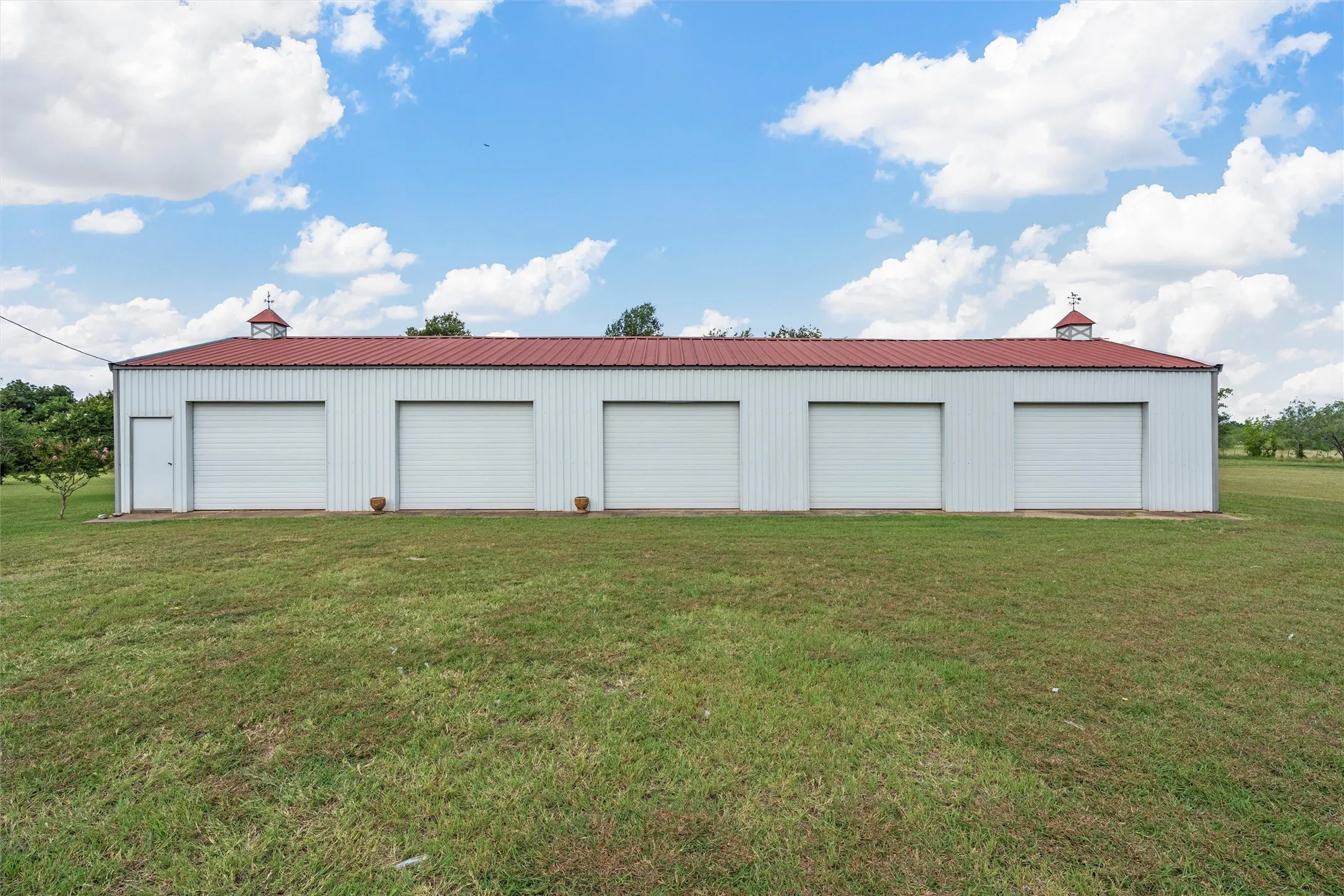 Single Family Residence For Sale in Limestone County , 689 LCR 662, Kosse, Texas 76653, 3 Bedroom, 2 Bathroom, 5 Garage spaces, 1,897 Sqft, built in 2000, mls#21401991, Real Estate Agent in Kosse, Homes For Sale in Limestone county, Homes For Sale in Kosse, Realtor in Kosse Texas, Real Estate Brokerage Independent Realty Texas, Luminita Cordes Realtor