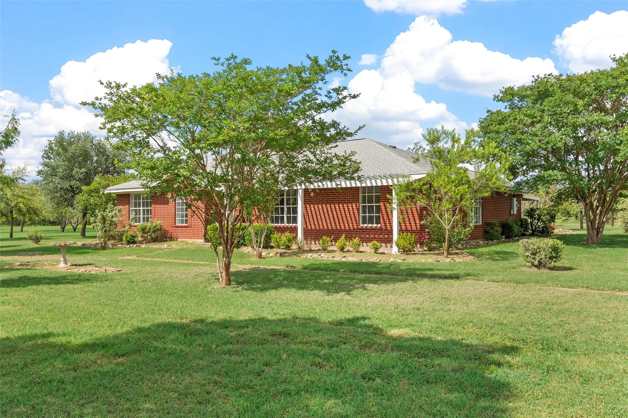 Single Family Residence For Sale in Limestone County , 689 LCR 662, Kosse, Texas 76653, 3 Bedroom, 2 Bathroom, 5 Garage spaces, 1,897 Sqft, built in 2000, mls#21401991, Real Estate Agent in Kosse, Homes For Sale in Limestone county, Homes For Sale in Kosse, Realtor in Kosse Texas, Real Estate Brokerage Independent Realty Texas, Luminita Cordes Realtor