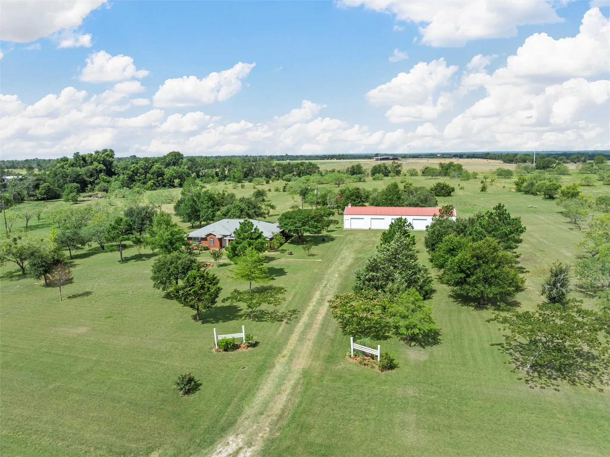 Single Family Residence For Sale in Limestone County , 689 LCR 662, Kosse, Texas 76653, 3 Bedroom, 2 Bathroom, 5 Garage spaces, 1,897 Sqft, built in 2000, mls#21401991, Real Estate Agent in Kosse, Homes For Sale in Limestone county, Homes For Sale in Kosse, Realtor in Kosse Texas, Real Estate Brokerage Independent Realty Texas, Luminita Cordes Realtor