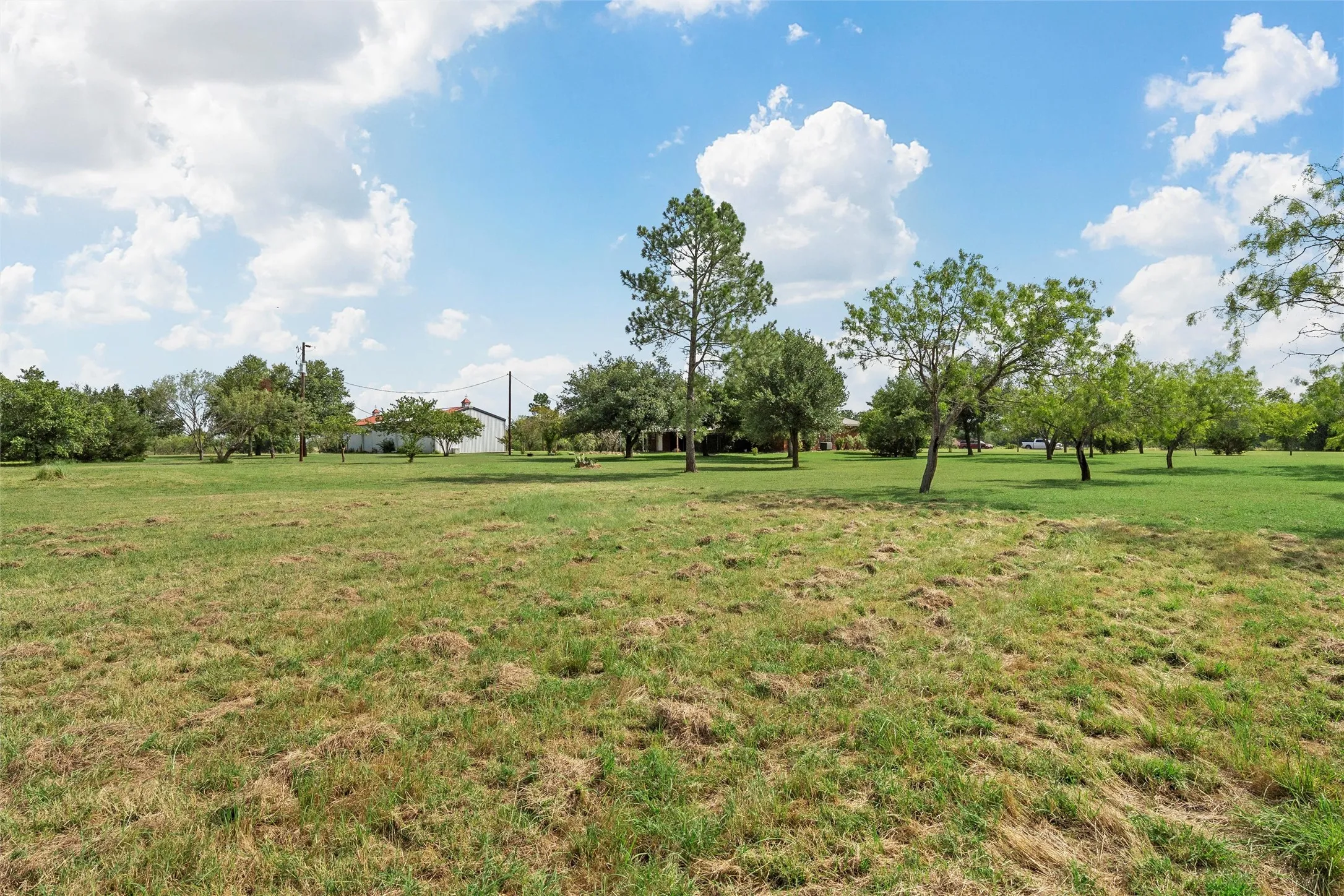 Single Family Residence For Sale in Limestone County , 689 LCR 662, Kosse, Texas 76653, 3 Bedroom, 2 Bathroom, 5 Garage spaces, 1,897 Sqft, built in 2000, mls#21401991, Real Estate Agent in Kosse, Homes For Sale in Limestone county, Homes For Sale in Kosse, Realtor in Kosse Texas, Real Estate Brokerage Independent Realty Texas, Luminita Cordes Realtor