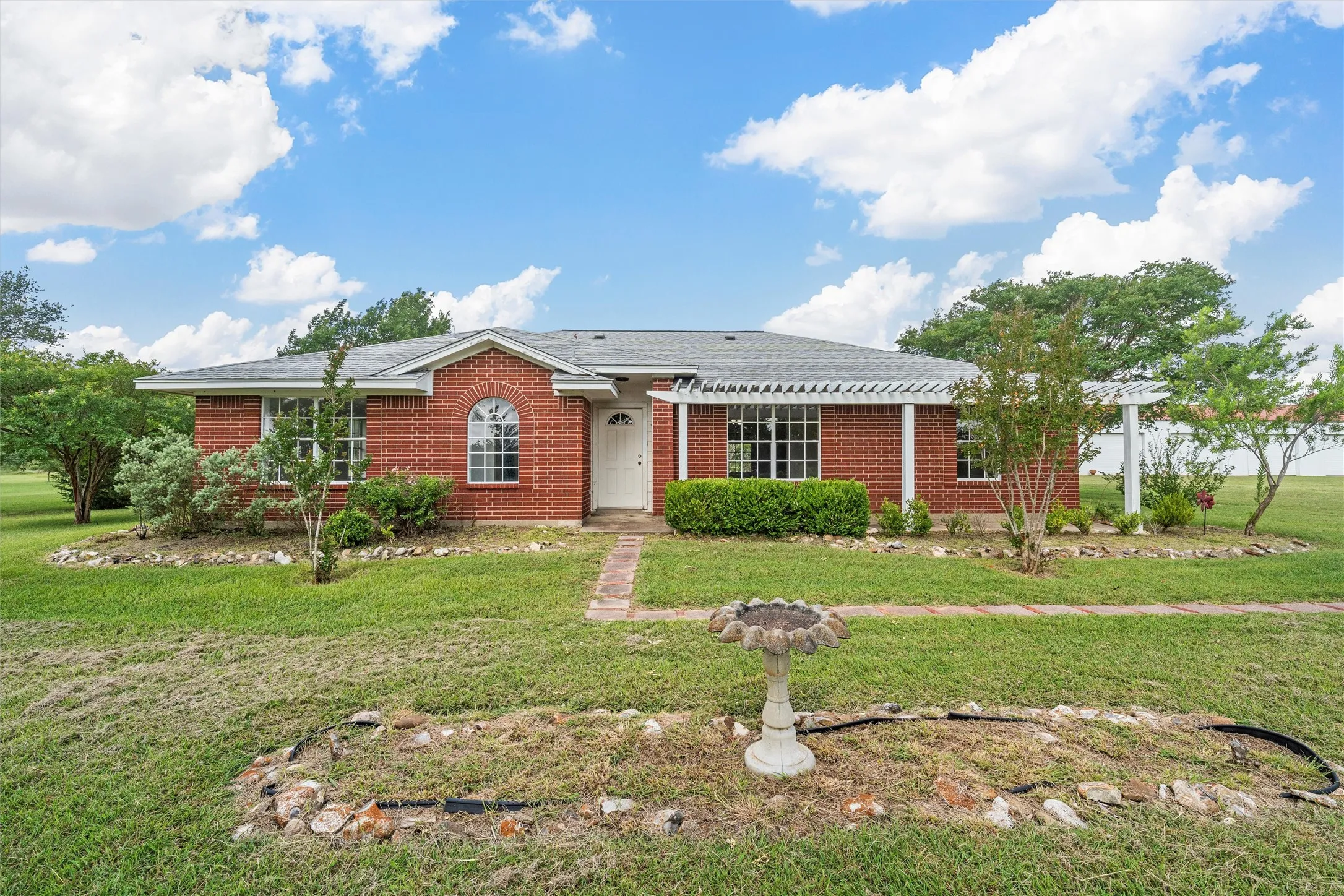 Single Family Residence For Sale in Limestone County , 689 LCR 662, Kosse, Texas 76653, 3 Bedroom, 2 Bathroom, 5 Garage spaces, 1,897 Sqft, built in 2000, mls#21401991, Real Estate Agent in Kosse, Homes For Sale in Limestone county, Homes For Sale in Kosse, Realtor in Kosse Texas, Real Estate Brokerage Independent Realty Texas, Luminita Cordes Realtor
