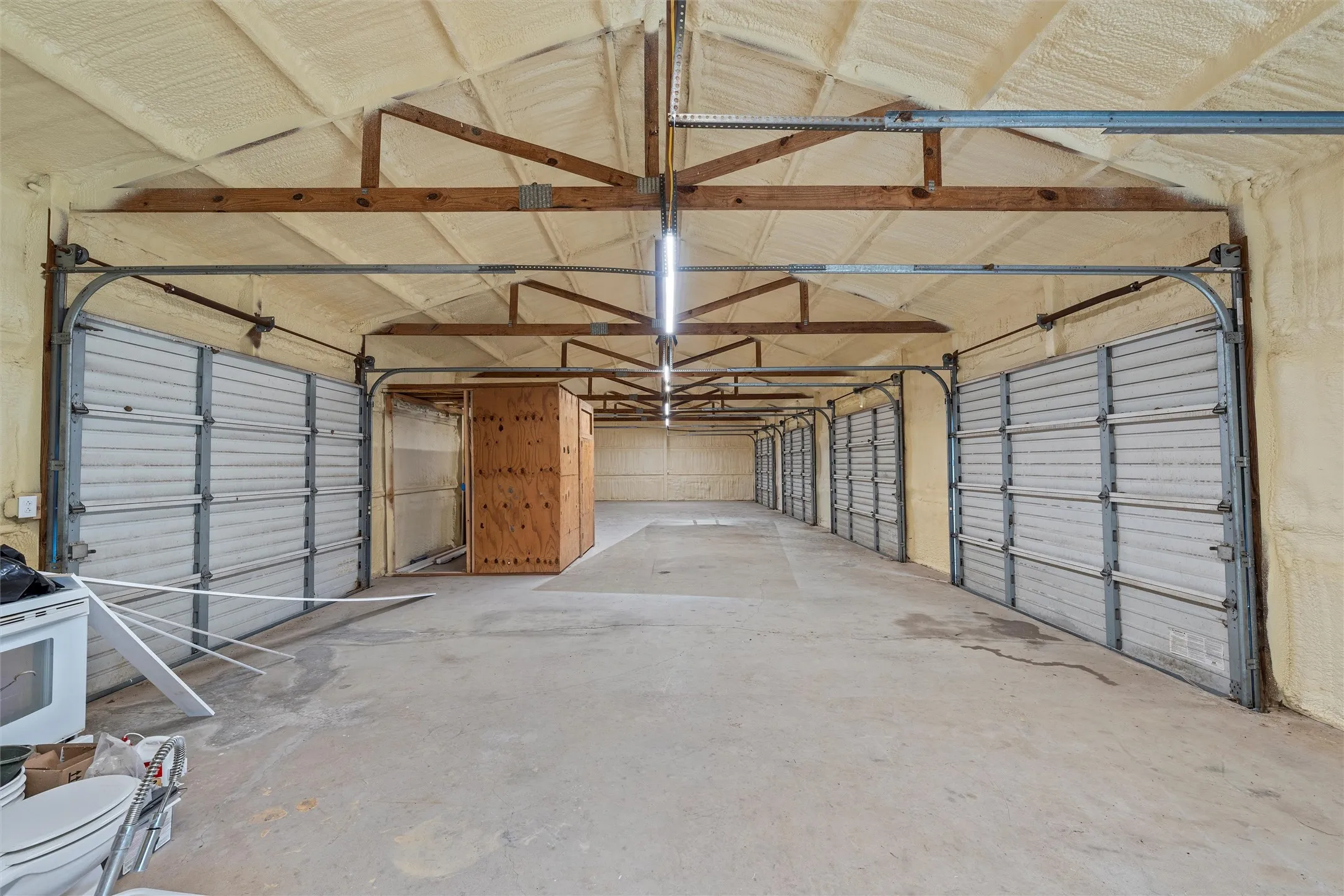 Single Family Residence For Sale in Limestone County , 689 LCR 662, Kosse, Texas 76653, 3 Bedroom, 2 Bathroom, 5 Garage spaces, 1,897 Sqft, built in 2000, mls#21401991, Real Estate Agent in Kosse, Homes For Sale in Limestone county, Homes For Sale in Kosse, Realtor in Kosse Texas, Real Estate Brokerage Independent Realty Texas, Luminita Cordes Realtor