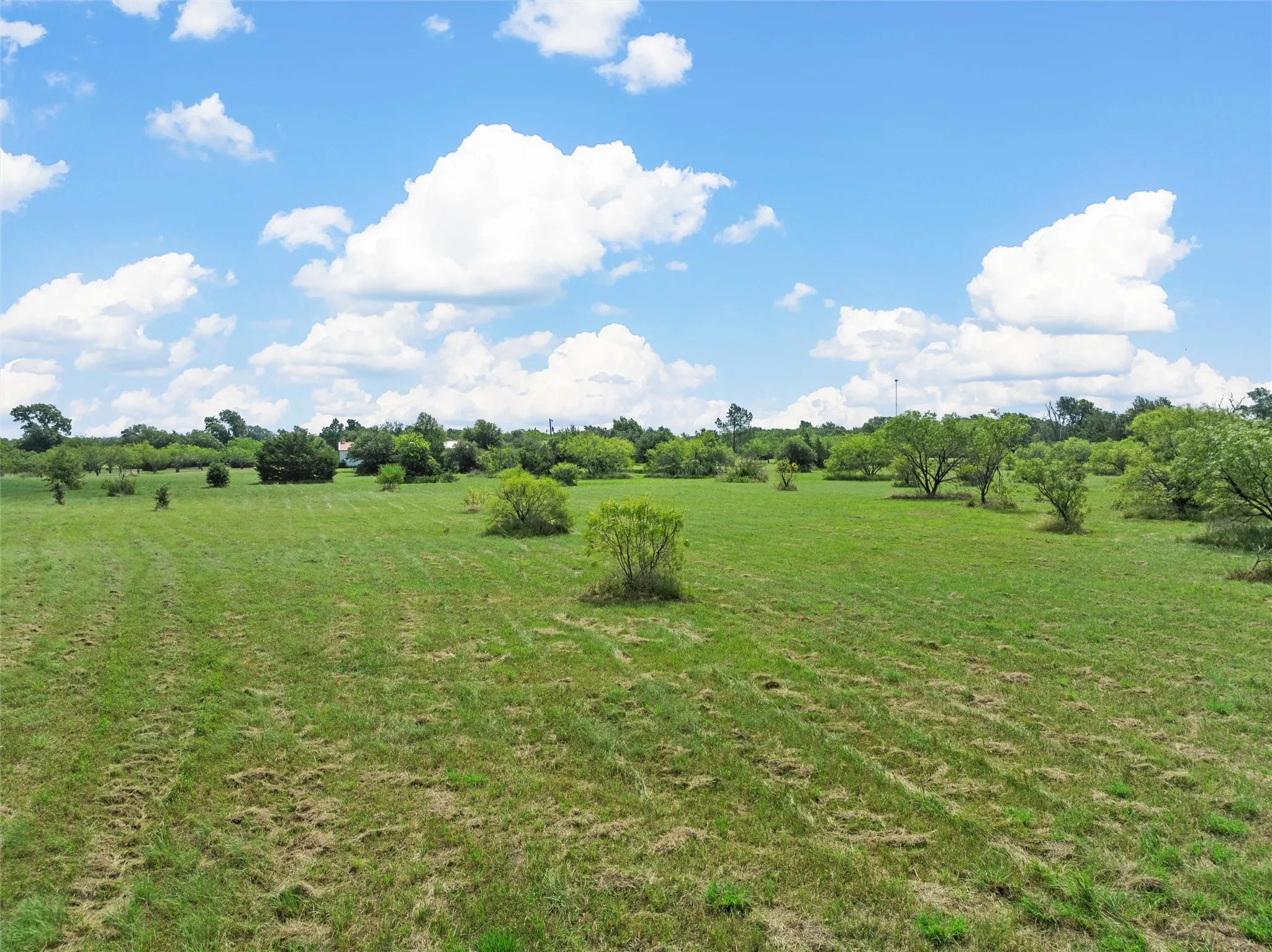 Single Family Residence For Sale in Limestone County , 689 LCR 662, Kosse, Texas 76653, 3 Bedroom, 2 Bathroom, 5 Garage spaces, 1,897 Sqft, built in 2000, mls#21401991, Real Estate Agent in Kosse, Homes For Sale in Limestone county, Homes For Sale in Kosse, Realtor in Kosse Texas, Real Estate Brokerage Independent Realty Texas, Luminita Cordes Realtor