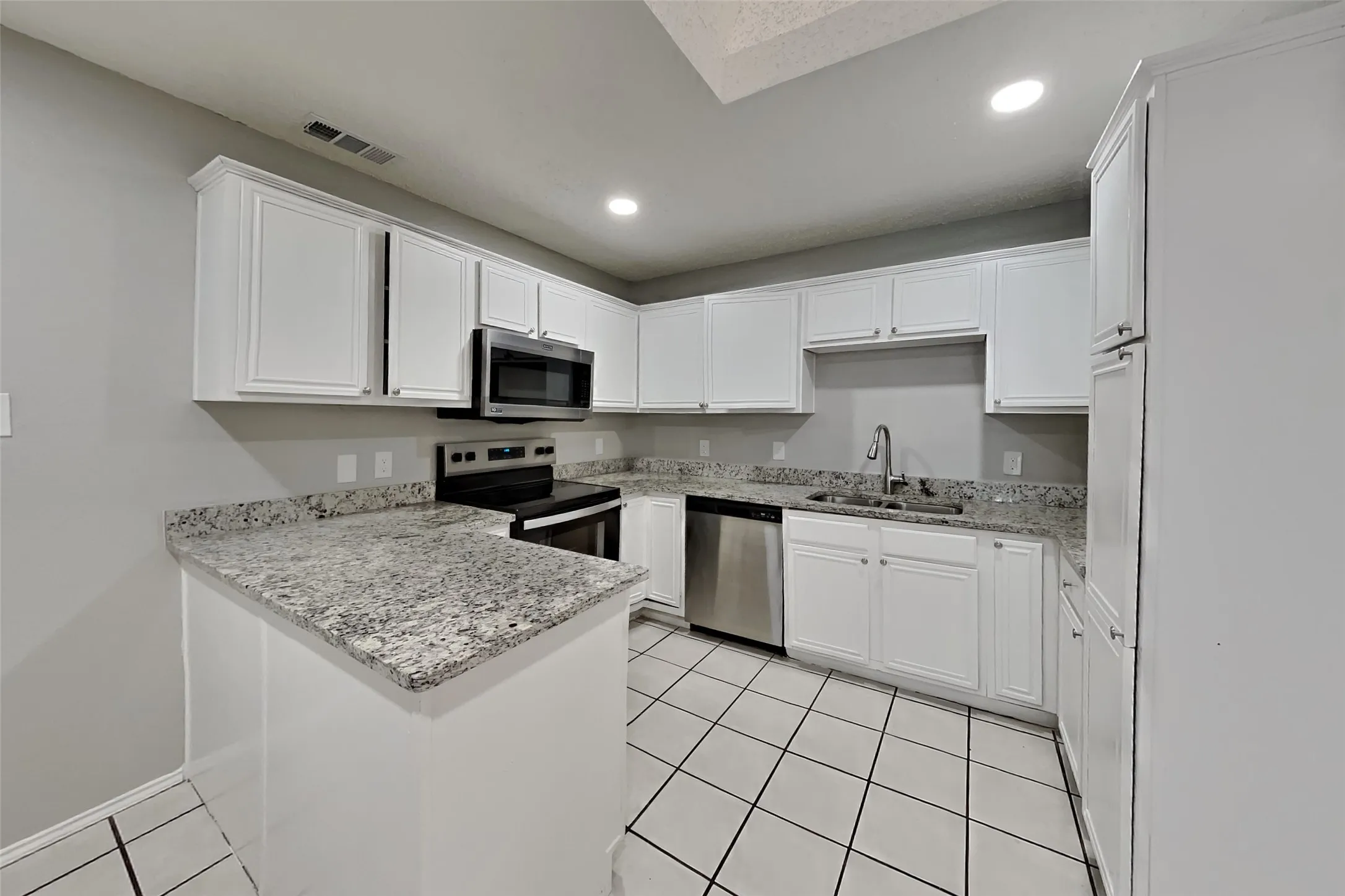 Single Family Residence For Rent in Tarrant County , 6102 Brookfall Drive, Arlington, Texas 76018, 3 Bedroom, 2 Bathroom, 2 Garage spaces, 1,602 Sqft, built in 1998, mls#21402019, Real Estate Agent in Arlington, Homes For Rent in Tarrant county, Homes For Rent in Arlington, Realtor in Arlington Texas, Real Estate Brokerage Independent Realty Texas, Luminita Cordes Realtor