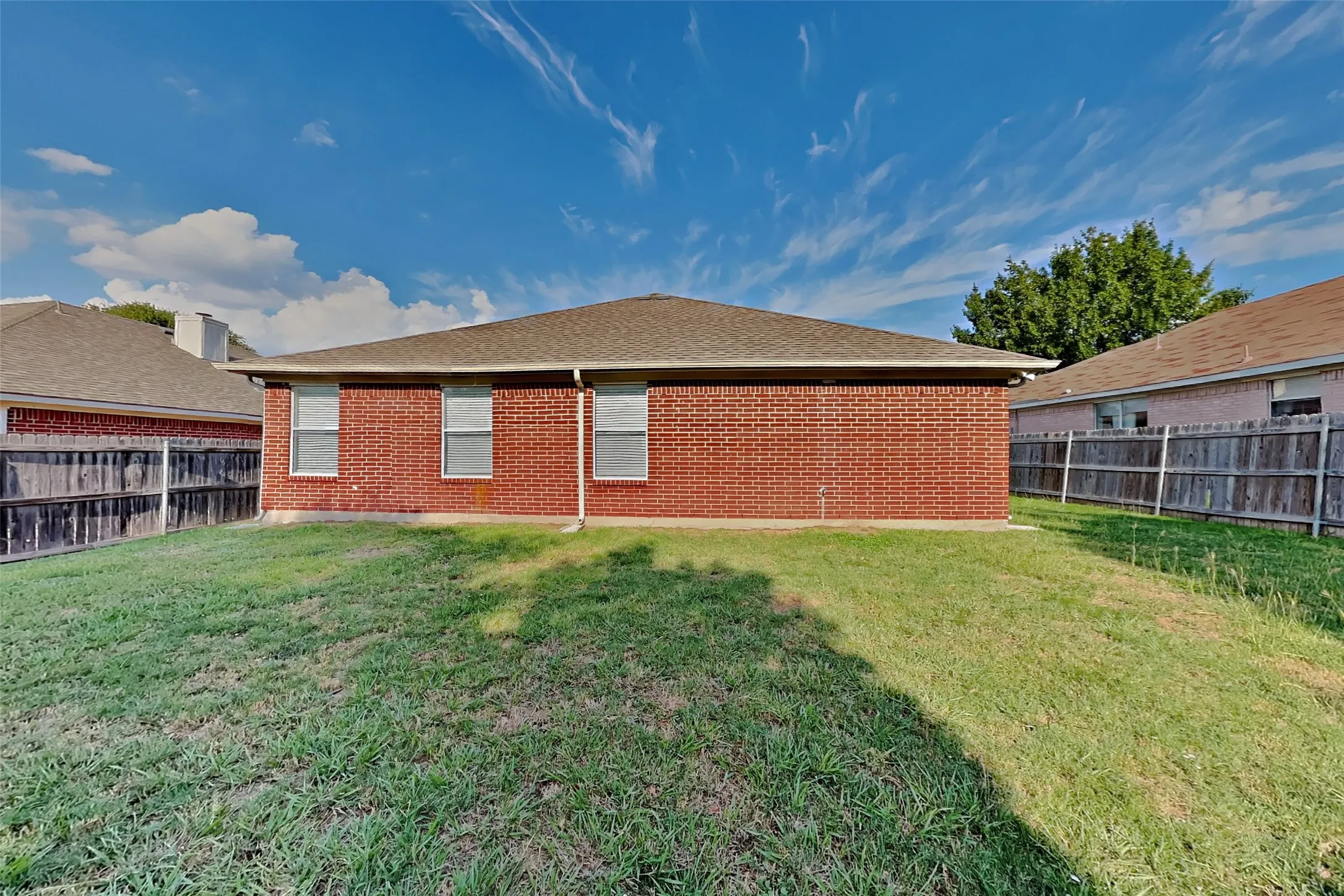 Single Family Residence For Rent in Tarrant County , 6102 Brookfall Drive, Arlington, Texas 76018, 3 Bedroom, 2 Bathroom, 2 Garage spaces, 1,602 Sqft, built in 1998, mls#21402019, Real Estate Agent in Arlington, Homes For Rent in Tarrant county, Homes For Rent in Arlington, Realtor in Arlington Texas, Real Estate Brokerage Independent Realty Texas, Luminita Cordes Realtor