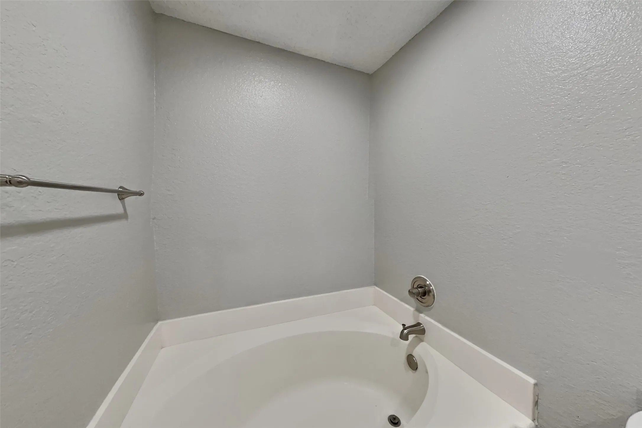 Single Family Residence For Rent in Tarrant County , 6102 Brookfall Drive, Arlington, Texas 76018, 3 Bedroom, 2 Bathroom, 2 Garage spaces, 1,602 Sqft, built in 1998, mls#21402019, Real Estate Agent in Arlington, Homes For Rent in Tarrant county, Homes For Rent in Arlington, Realtor in Arlington Texas, Real Estate Brokerage Independent Realty Texas, Luminita Cordes Realtor