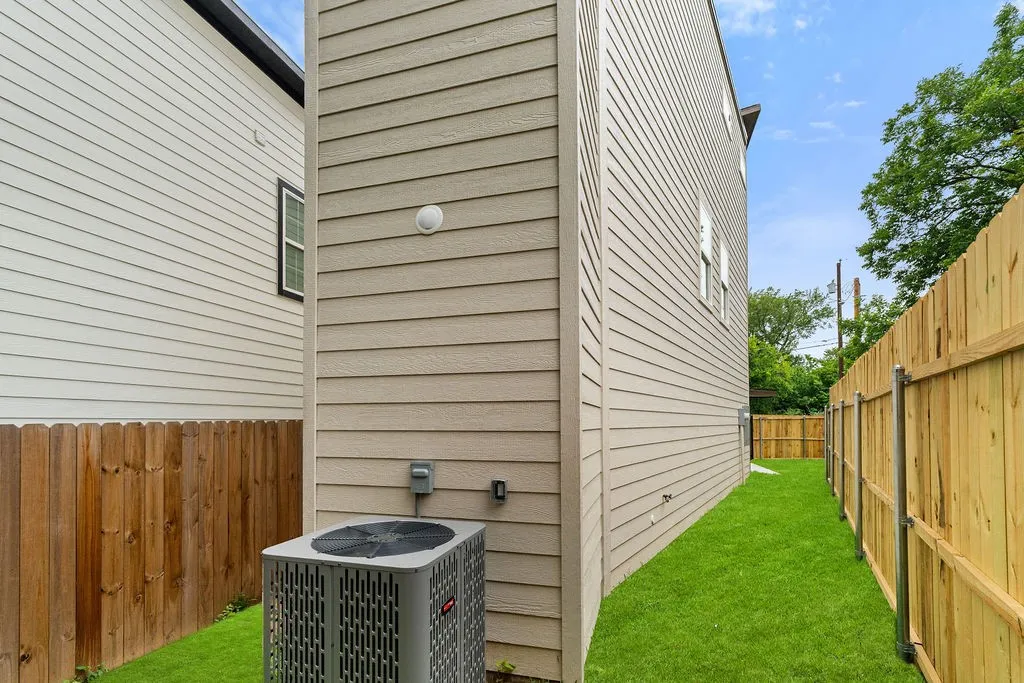 Single Family Residence For Sale in Dallas County , 2428 Saint Clair Drive, Dallas, Texas 75215, 3 Bedroom, 4 Bathroom, 1 Garage spaces, 1,777 Sqft, built in 2026, mls#21401682, Real Estate Agent in Dallas, Homes For Sale in Dallas county, Homes For Sale in Dallas, Realtor in Dallas Texas, Real Estate Brokerage Independent Realty Texas, Luminita Cordes Realtor