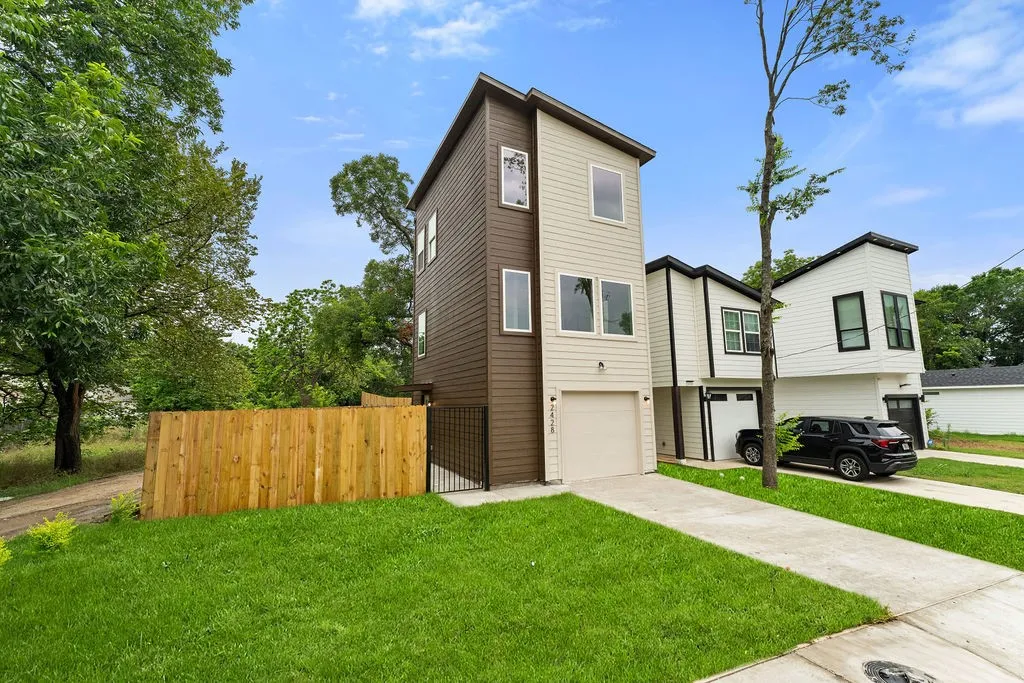 Single Family Residence For Sale in Dallas County , 2428 Saint Clair Drive, Dallas, Texas 75215, 3 Bedroom, 4 Bathroom, 1 Garage spaces, 1,777 Sqft, built in 2026, mls#21401682, Real Estate Agent in Dallas, Homes For Sale in Dallas county, Homes For Sale in Dallas, Realtor in Dallas Texas, Real Estate Brokerage Independent Realty Texas, Luminita Cordes Realtor