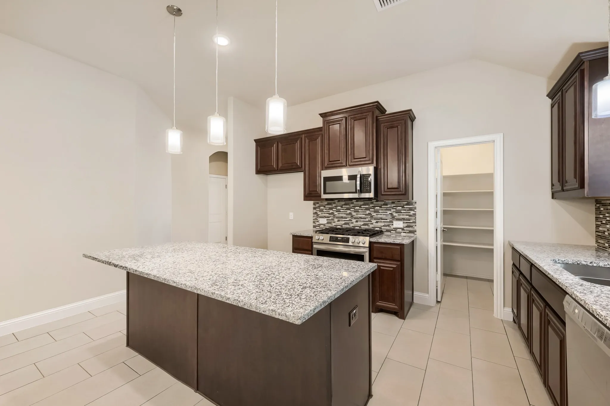 Single Family Residence For Sale in Johnson County , 989 Imperial Eagle Road, Alvarado, Texas 76009, 4 Bedroom, 3 Bathroom, 2 Garage spaces, 1,975 Sqft, built in 2023, mls#21089383, Real Estate Agent in Alvarado, Homes For Sale in Johnson county, Homes For Sale in Alvarado, Realtor in Alvarado Texas, Real Estate Brokerage Independent Realty Texas, Luminita Cordes Realtor