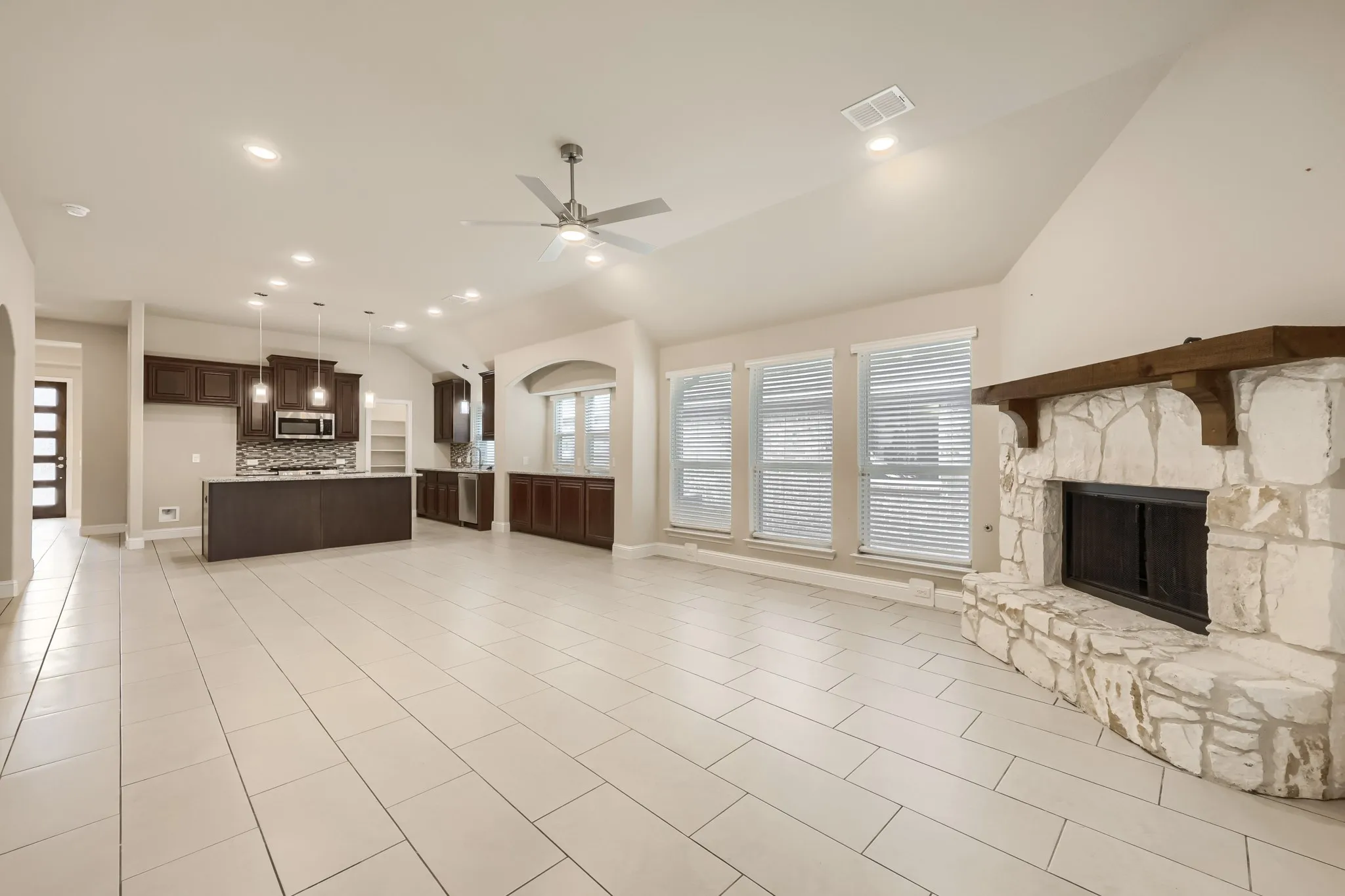 Single Family Residence For Sale in Johnson County , 989 Imperial Eagle Road, Alvarado, Texas 76009, 4 Bedroom, 3 Bathroom, 2 Garage spaces, 1,975 Sqft, built in 2023, mls#21089383, Real Estate Agent in Alvarado, Homes For Sale in Johnson county, Homes For Sale in Alvarado, Realtor in Alvarado Texas, Real Estate Brokerage Independent Realty Texas, Luminita Cordes Realtor