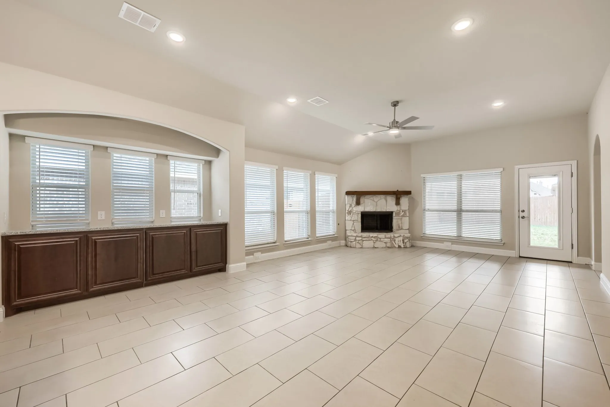 Single Family Residence For Sale in Johnson County , 989 Imperial Eagle Road, Alvarado, Texas 76009, 4 Bedroom, 3 Bathroom, 2 Garage spaces, 1,975 Sqft, built in 2023, mls#21089383, Real Estate Agent in Alvarado, Homes For Sale in Johnson county, Homes For Sale in Alvarado, Realtor in Alvarado Texas, Real Estate Brokerage Independent Realty Texas, Luminita Cordes Realtor