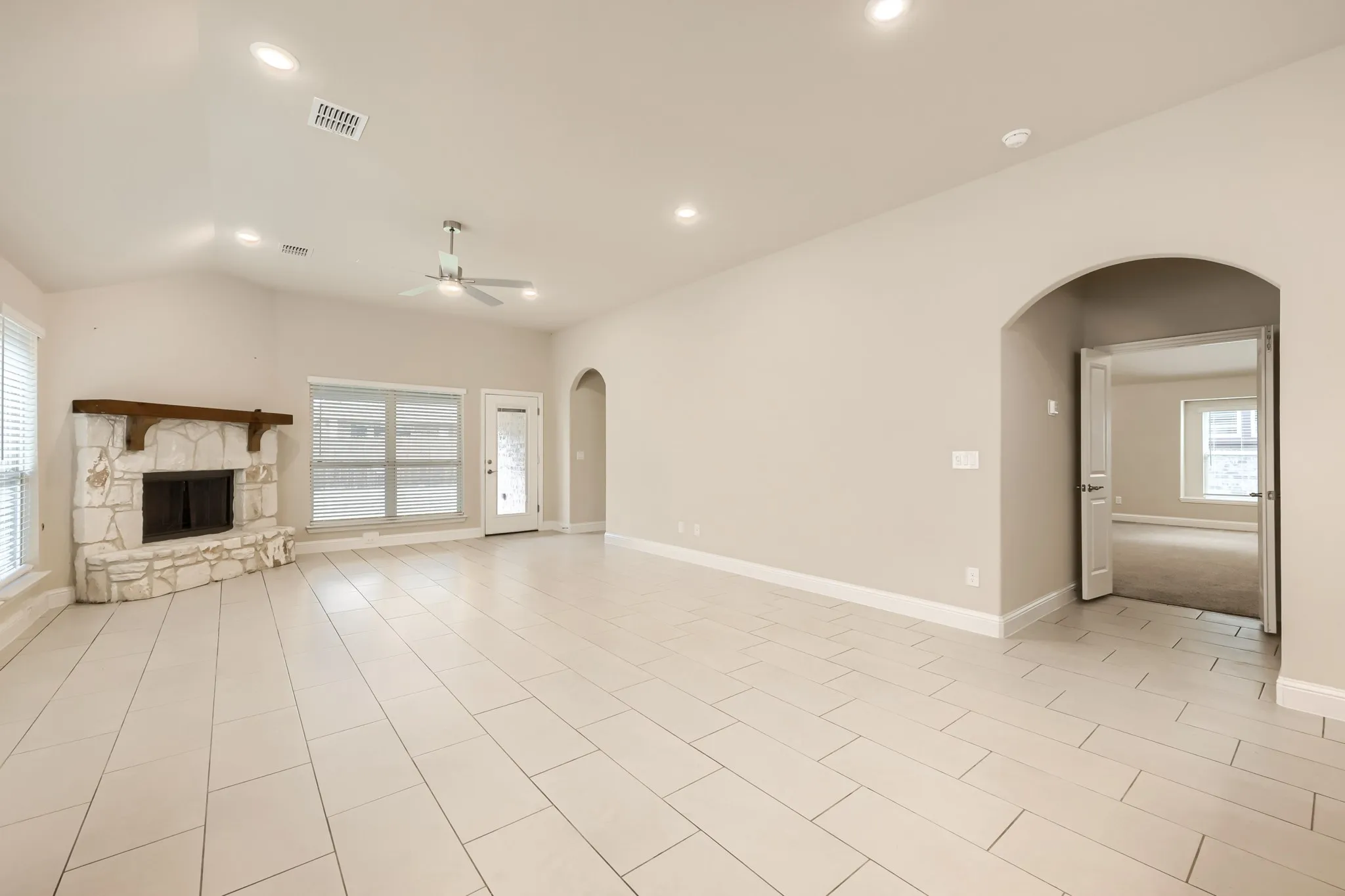 Single Family Residence For Sale in Johnson County , 989 Imperial Eagle Road, Alvarado, Texas 76009, 4 Bedroom, 3 Bathroom, 2 Garage spaces, 1,975 Sqft, built in 2023, mls#21089383, Real Estate Agent in Alvarado, Homes For Sale in Johnson county, Homes For Sale in Alvarado, Realtor in Alvarado Texas, Real Estate Brokerage Independent Realty Texas, Luminita Cordes Realtor