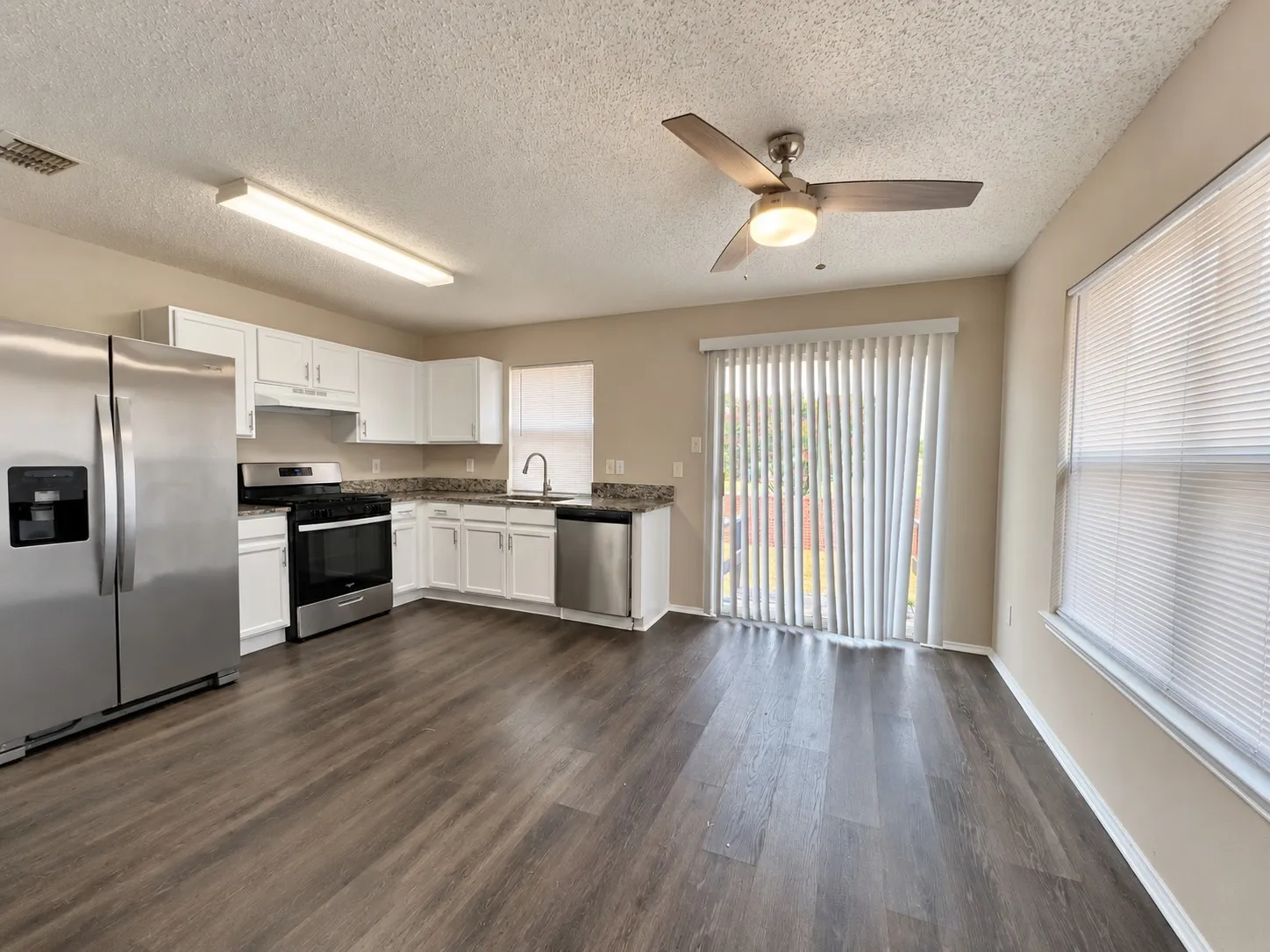 Single Family Residence For Rent in Tarrant County , 4604 Cool Ridge Court, Fort Worth, Texas 76133, 3 Bedroom, 2 Bathroom, 2 Garage spaces, 1,358 Sqft, built in 2002, mls#21402032, Real Estate Agent in Fort Worth, Homes For Rent in Tarrant county, Homes For Rent in Fort Worth, Realtor in Fort Worth Texas, Real Estate Brokerage Independent Realty Texas, Luminita Cordes Realtor