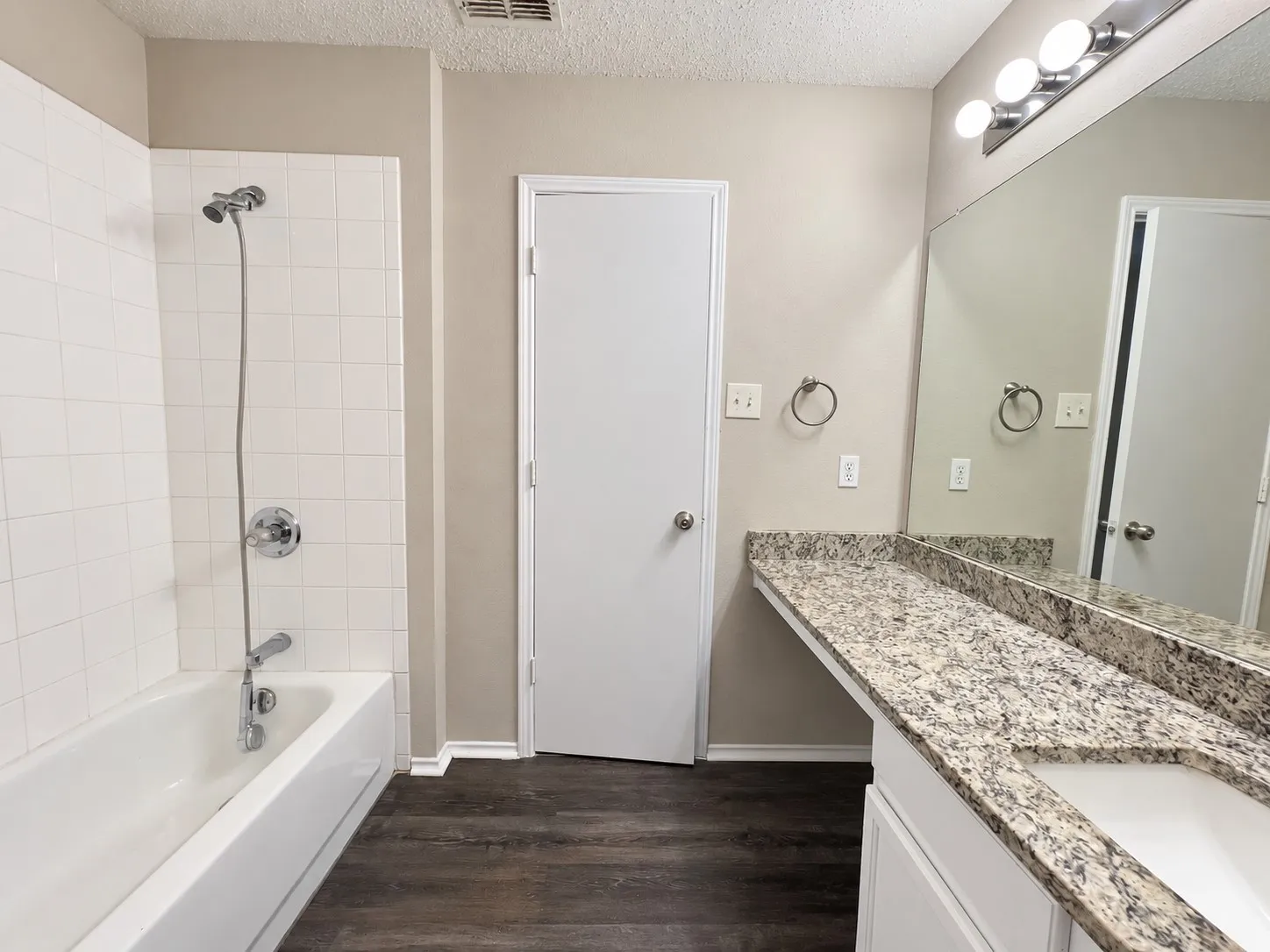 Single Family Residence For Rent in Tarrant County , 4604 Cool Ridge Court, Fort Worth, Texas 76133, 3 Bedroom, 2 Bathroom, 2 Garage spaces, 1,358 Sqft, built in 2002, mls#21402032, Real Estate Agent in Fort Worth, Homes For Rent in Tarrant county, Homes For Rent in Fort Worth, Realtor in Fort Worth Texas, Real Estate Brokerage Independent Realty Texas, Luminita Cordes Realtor