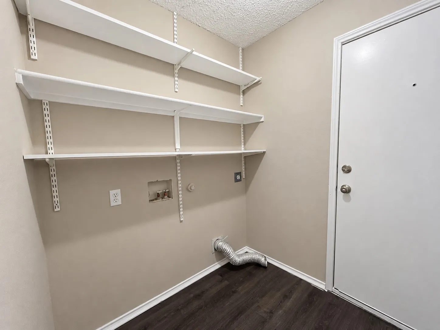 Single Family Residence For Rent in Tarrant County , 4604 Cool Ridge Court, Fort Worth, Texas 76133, 3 Bedroom, 2 Bathroom, 2 Garage spaces, 1,358 Sqft, built in 2002, mls#21402032, Real Estate Agent in Fort Worth, Homes For Rent in Tarrant county, Homes For Rent in Fort Worth, Realtor in Fort Worth Texas, Real Estate Brokerage Independent Realty Texas, Luminita Cordes Realtor