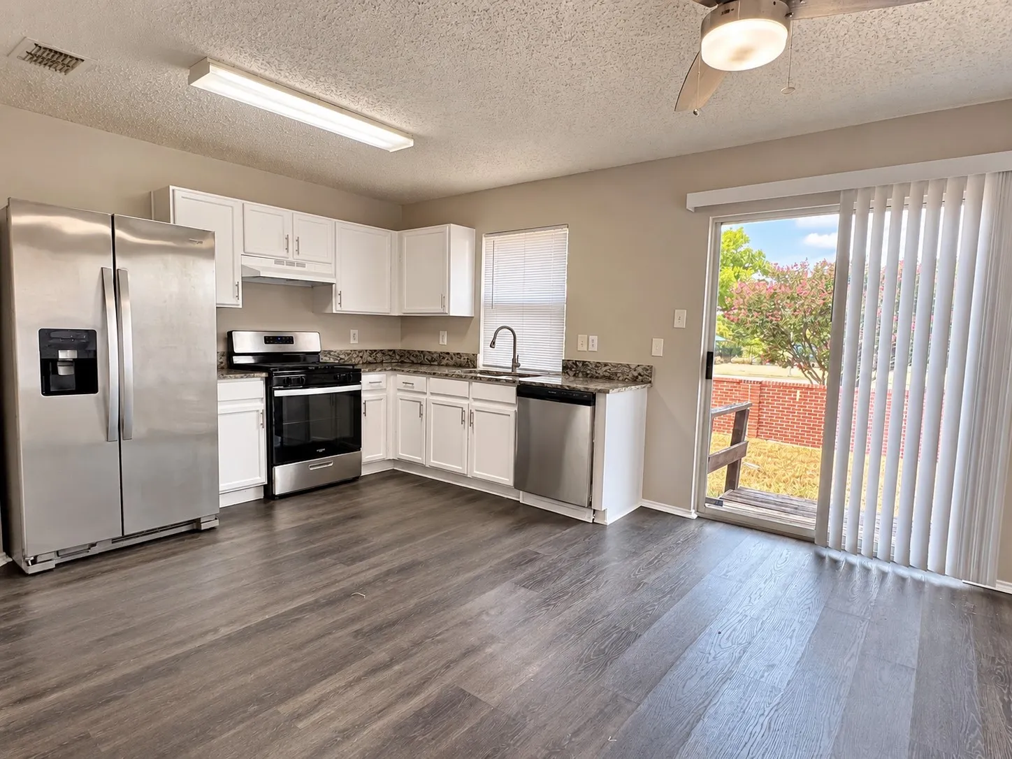 Single Family Residence For Rent in Tarrant County , 4604 Cool Ridge Court, Fort Worth, Texas 76133, 3 Bedroom, 2 Bathroom, 2 Garage spaces, 1,358 Sqft, built in 2002, mls#21402032, Real Estate Agent in Fort Worth, Homes For Rent in Tarrant county, Homes For Rent in Fort Worth, Realtor in Fort Worth Texas, Real Estate Brokerage Independent Realty Texas, Luminita Cordes Realtor