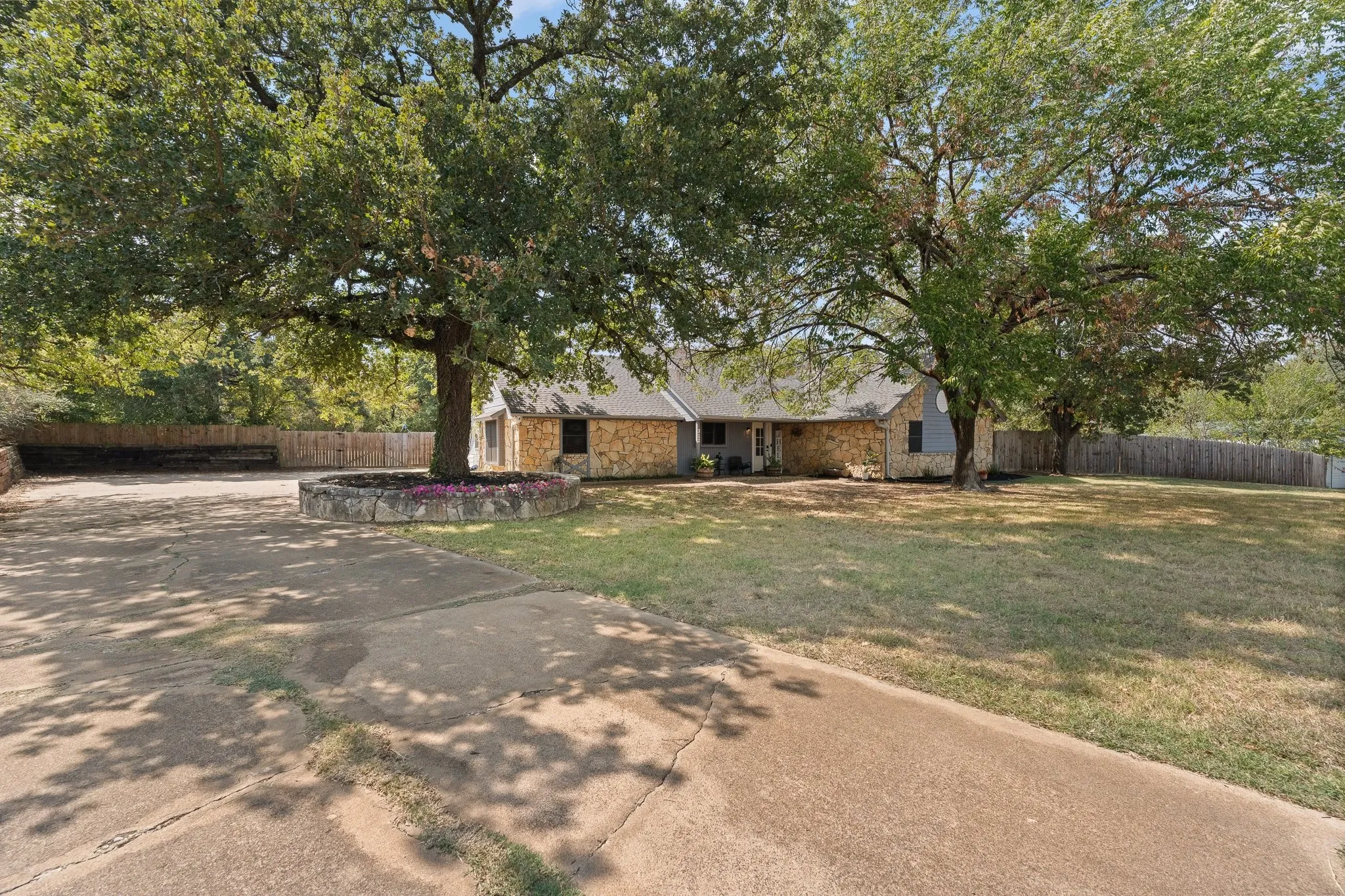 Single Family Residence For Sale in Johnson County , 312 Trailwood Drive, Joshua, Texas 76058, 4 Bedroom, 3 Bathroom, Garage spaces, 2,132 Sqft, built in 1981, mls#21399024, Real Estate Agent in Joshua, Homes For Sale in Johnson county, Homes For Sale in Joshua, Realtor in Joshua Texas, Real Estate Brokerage Independent Realty Texas, Luminita Cordes Realtor
