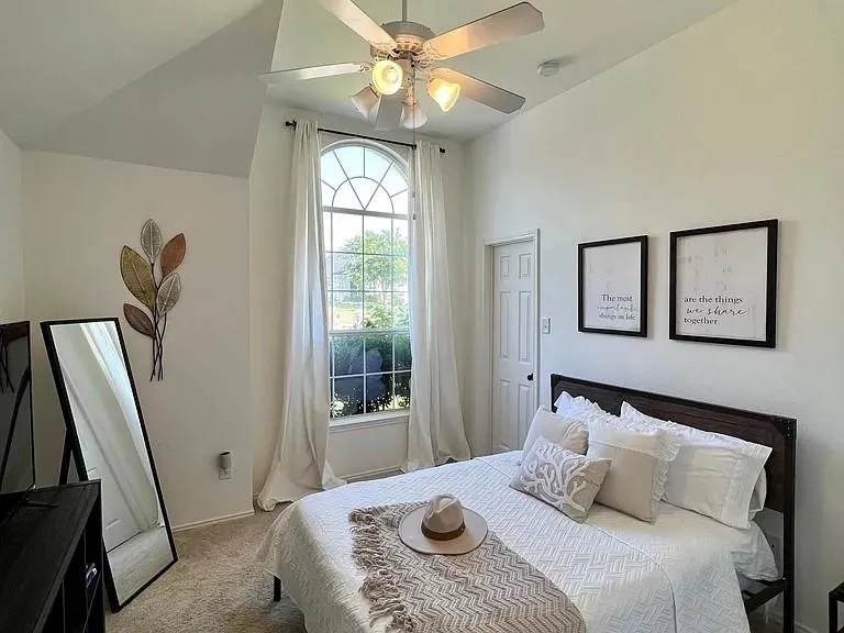 Vaulted ceiling featuring a ceiling fan with integrated lighting