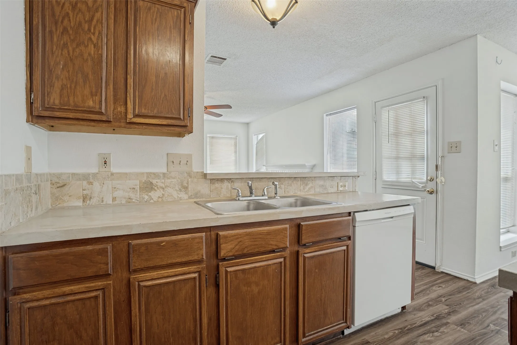 Single Family Residence For Sale in Collin County , 900 Sweetgum Creek, Plano, Texas 75023, 3 Bedroom, 3 Bathroom, 2 Garage spaces, 1,573 Sqft, built in 1991, mls#21400097, Real Estate Agent in Plano, Homes For Sale in Collin county, Homes For Sale in Plano, Realtor in Plano Texas, Real Estate Brokerage Independent Realty Texas, Luminita Cordes Realtor