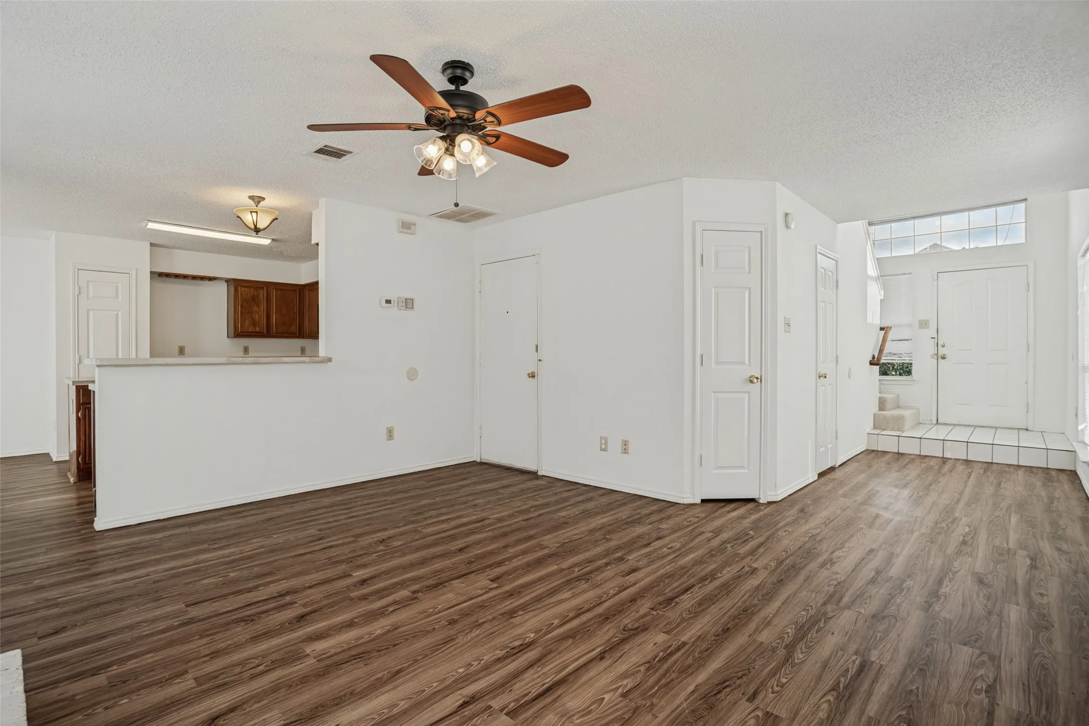 Single Family Residence For Sale in Collin County , 900 Sweetgum Creek, Plano, Texas 75023, 3 Bedroom, 3 Bathroom, 2 Garage spaces, 1,573 Sqft, built in 1991, mls#21400097, Real Estate Agent in Plano, Homes For Sale in Collin county, Homes For Sale in Plano, Realtor in Plano Texas, Real Estate Brokerage Independent Realty Texas, Luminita Cordes Realtor