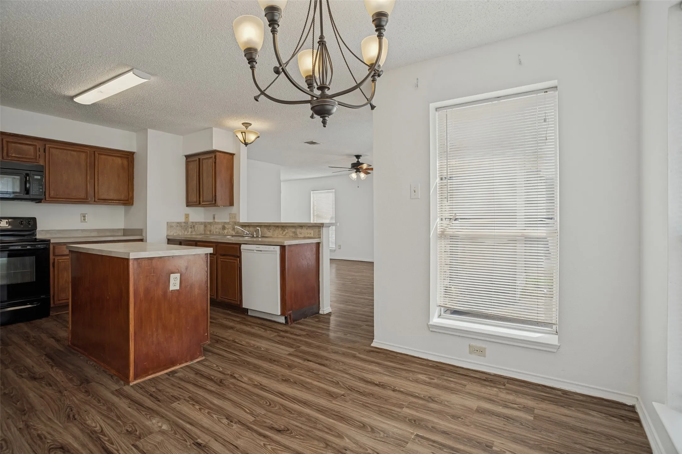 Single Family Residence For Sale in Collin County , 900 Sweetgum Creek, Plano, Texas 75023, 3 Bedroom, 3 Bathroom, 2 Garage spaces, 1,573 Sqft, built in 1991, mls#21400097, Real Estate Agent in Plano, Homes For Sale in Collin county, Homes For Sale in Plano, Realtor in Plano Texas, Real Estate Brokerage Independent Realty Texas, Luminita Cordes Realtor
