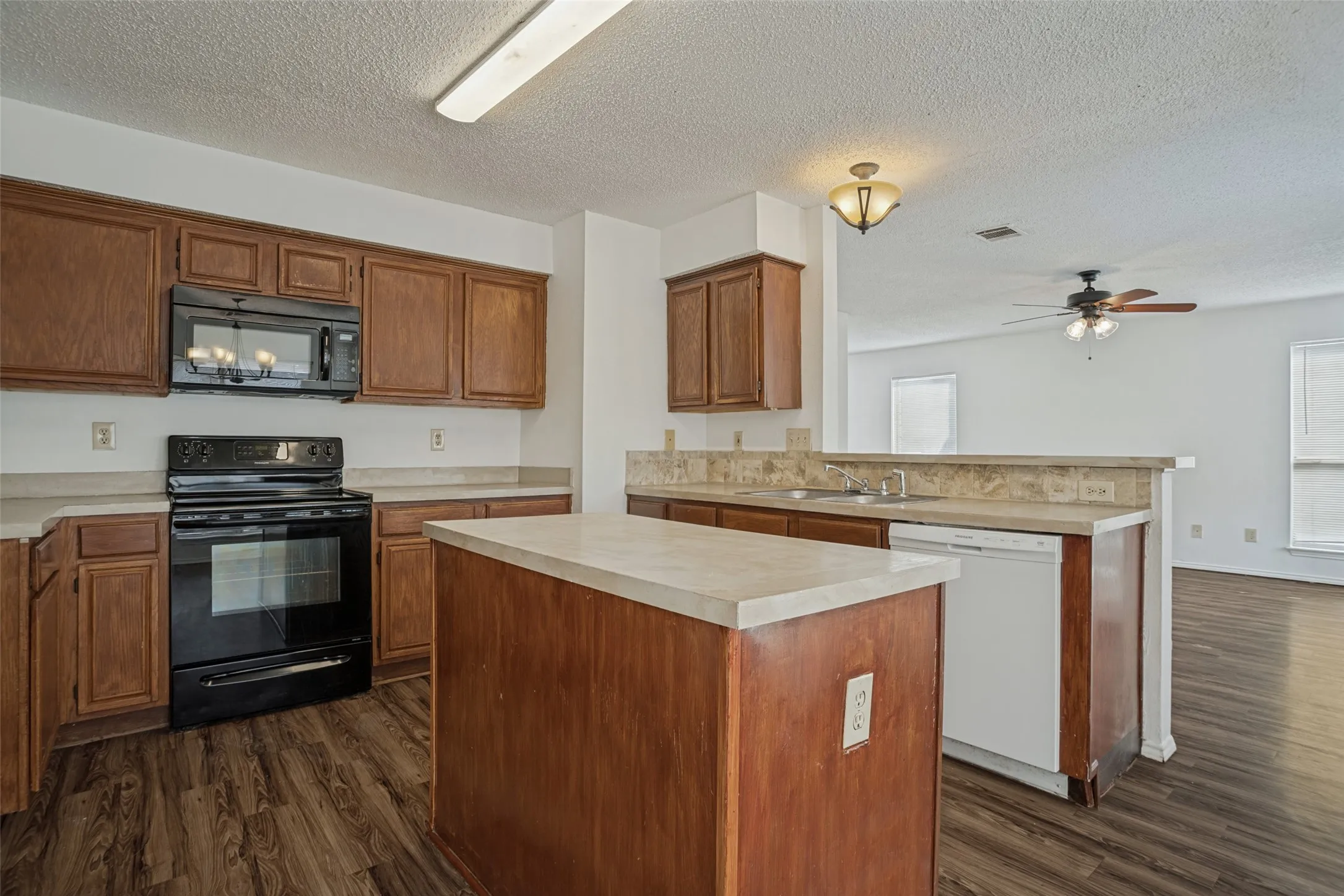 Single Family Residence For Sale in Collin County , 900 Sweetgum Creek, Plano, Texas 75023, 3 Bedroom, 3 Bathroom, 2 Garage spaces, 1,573 Sqft, built in 1991, mls#21400097, Real Estate Agent in Plano, Homes For Sale in Collin county, Homes For Sale in Plano, Realtor in Plano Texas, Real Estate Brokerage Independent Realty Texas, Luminita Cordes Realtor