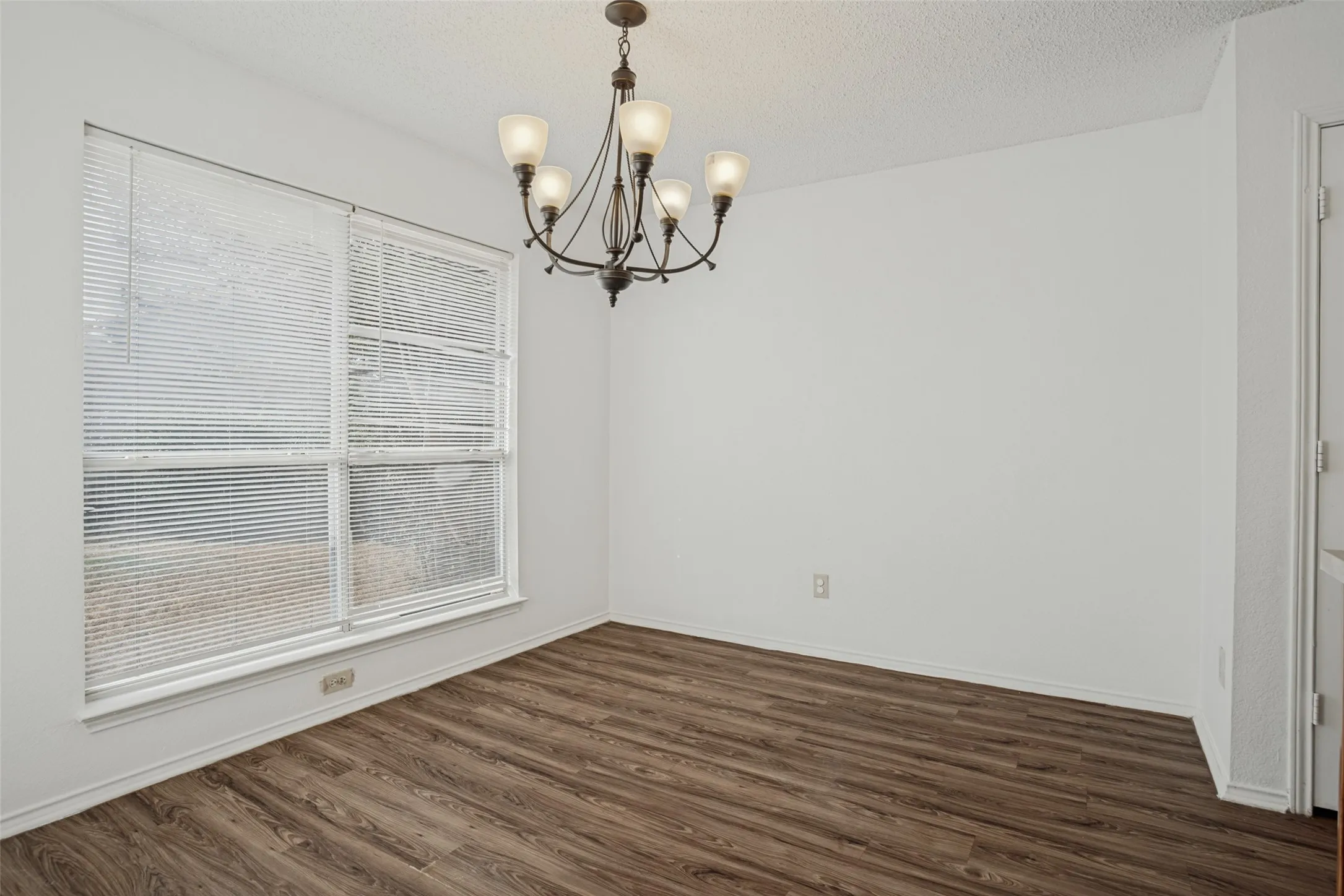 Single Family Residence For Sale in Collin County , 900 Sweetgum Creek, Plano, Texas 75023, 3 Bedroom, 3 Bathroom, 2 Garage spaces, 1,573 Sqft, built in 1991, mls#21400097, Real Estate Agent in Plano, Homes For Sale in Collin county, Homes For Sale in Plano, Realtor in Plano Texas, Real Estate Brokerage Independent Realty Texas, Luminita Cordes Realtor