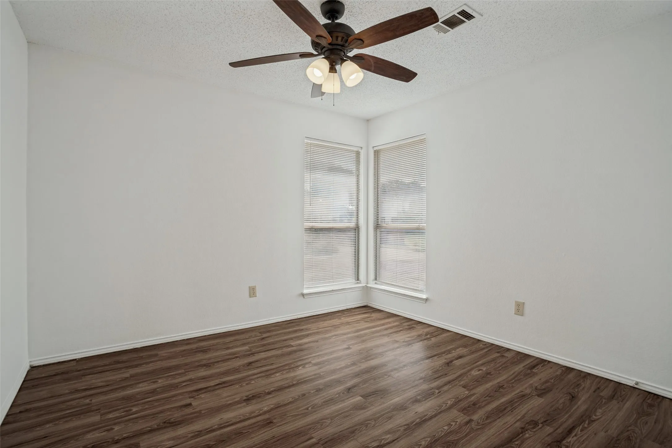 Single Family Residence For Sale in Collin County , 900 Sweetgum Creek, Plano, Texas 75023, 3 Bedroom, 3 Bathroom, 2 Garage spaces, 1,573 Sqft, built in 1991, mls#21400097, Real Estate Agent in Plano, Homes For Sale in Collin county, Homes For Sale in Plano, Realtor in Plano Texas, Real Estate Brokerage Independent Realty Texas, Luminita Cordes Realtor