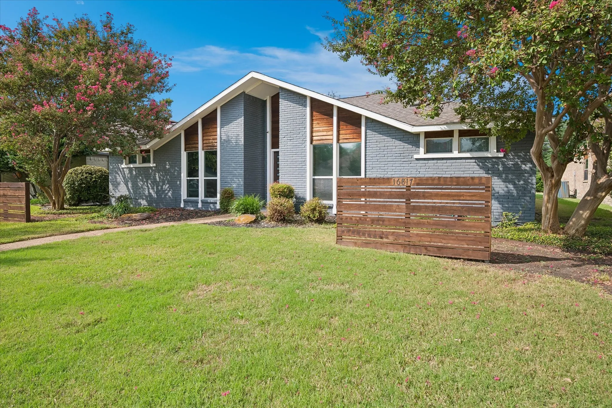 Single Family Residence For Rent in Dallas County , 16817 Rustic Meadows Drive, Dallas, Texas 75248, 3 Bedroom, 3 Bathroom, 2 Garage spaces, 2,190 Sqft, built in 1977, mls#21400902, Real Estate Agent in Dallas, Homes For Rent in Dallas county, Homes For Rent in Dallas, Realtor in Dallas Texas, Real Estate Brokerage Independent Realty Texas, Luminita Cordes Realtor