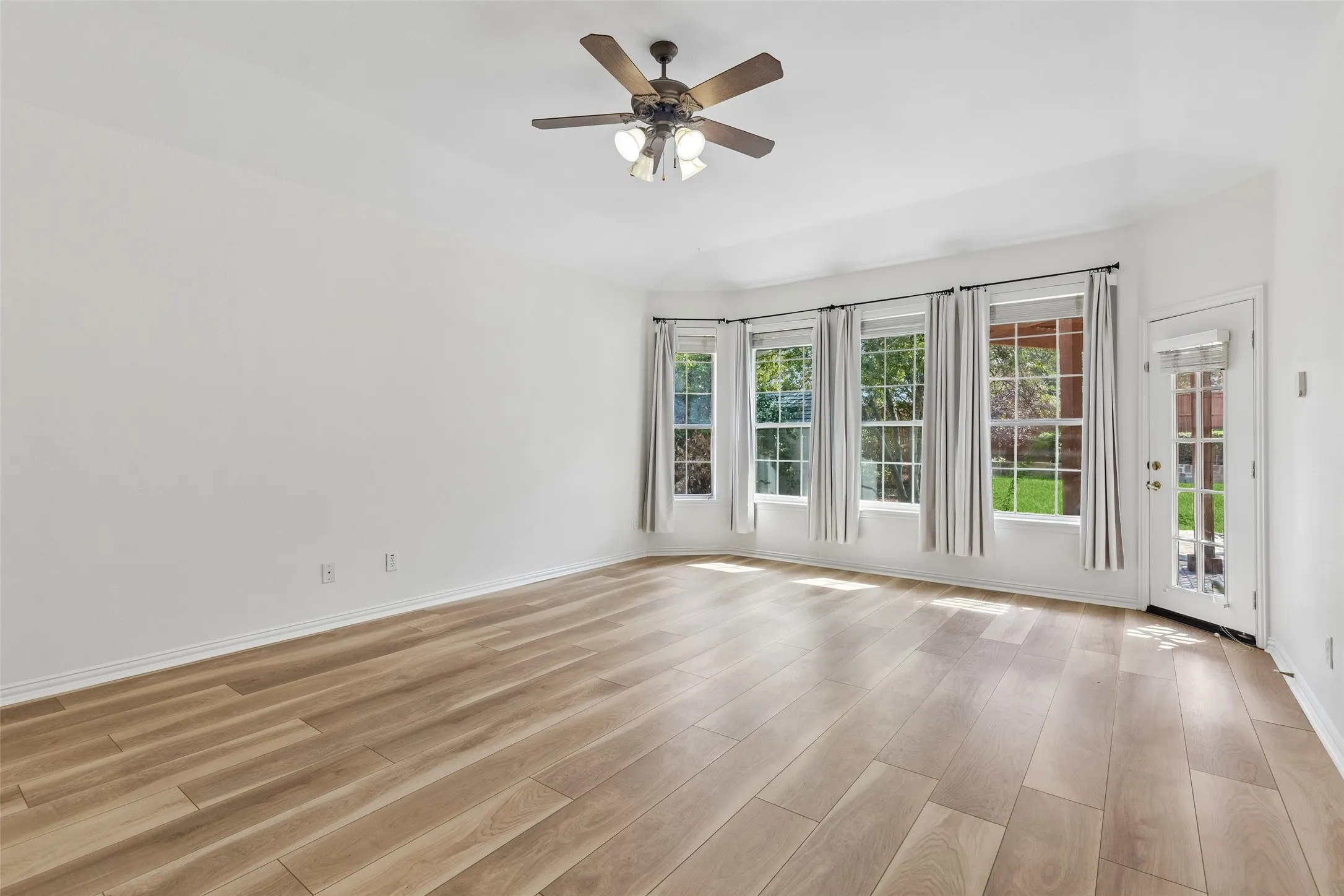Single Family Residence For Rent in Dallas County , 849 Shorewood Drive, Coppell, Texas 75019, 5 Bedroom, 4 Bathroom, 2 Garage spaces, 3,487 Sqft, built in 1993, mls#21401958, Real Estate Agent in Coppell, Homes For Rent in Dallas county, Homes For Rent in Coppell, Realtor in Coppell Texas, Real Estate Brokerage Independent Realty Texas, Luminita Cordes Realtor