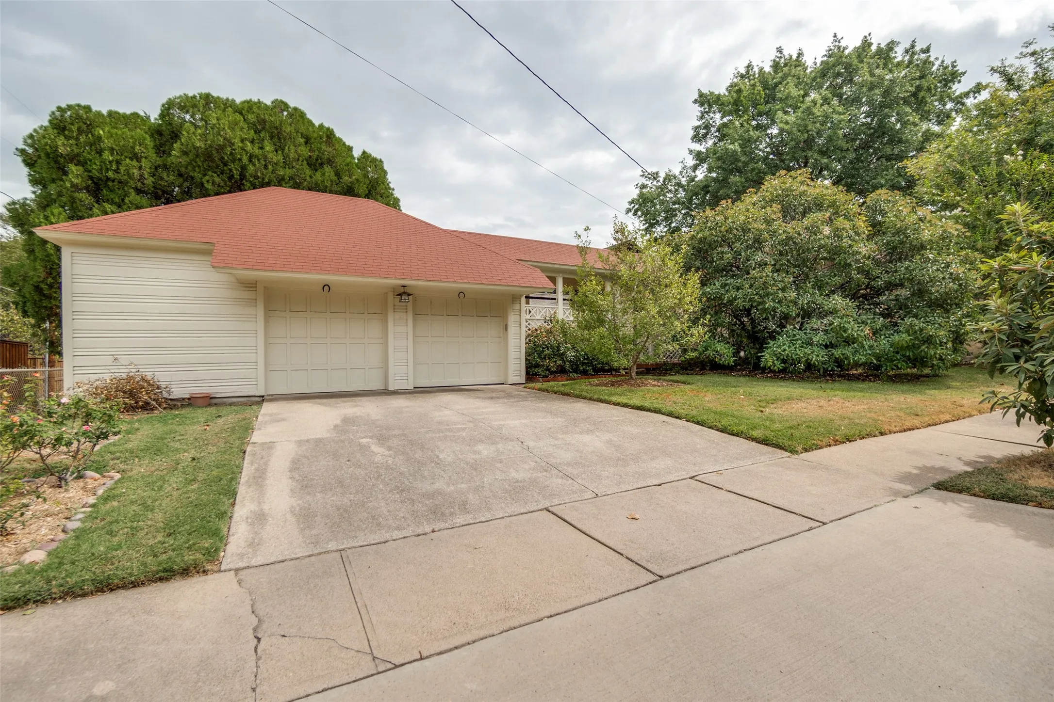 Single Family Residence For Sale in Dallas County , 6903 Clayton Avenue, Dallas, Texas 75214, 2 Bedroom, 1 Bathroom, 2 Garage spaces, 1,651 Sqft, built in 1939, mls#21398873, Real Estate Agent in Dallas, Homes For Sale in Dallas county, Homes For Sale in Dallas, Realtor in Dallas Texas, Real Estate Brokerage Independent Realty Texas, Luminita Cordes Realtor