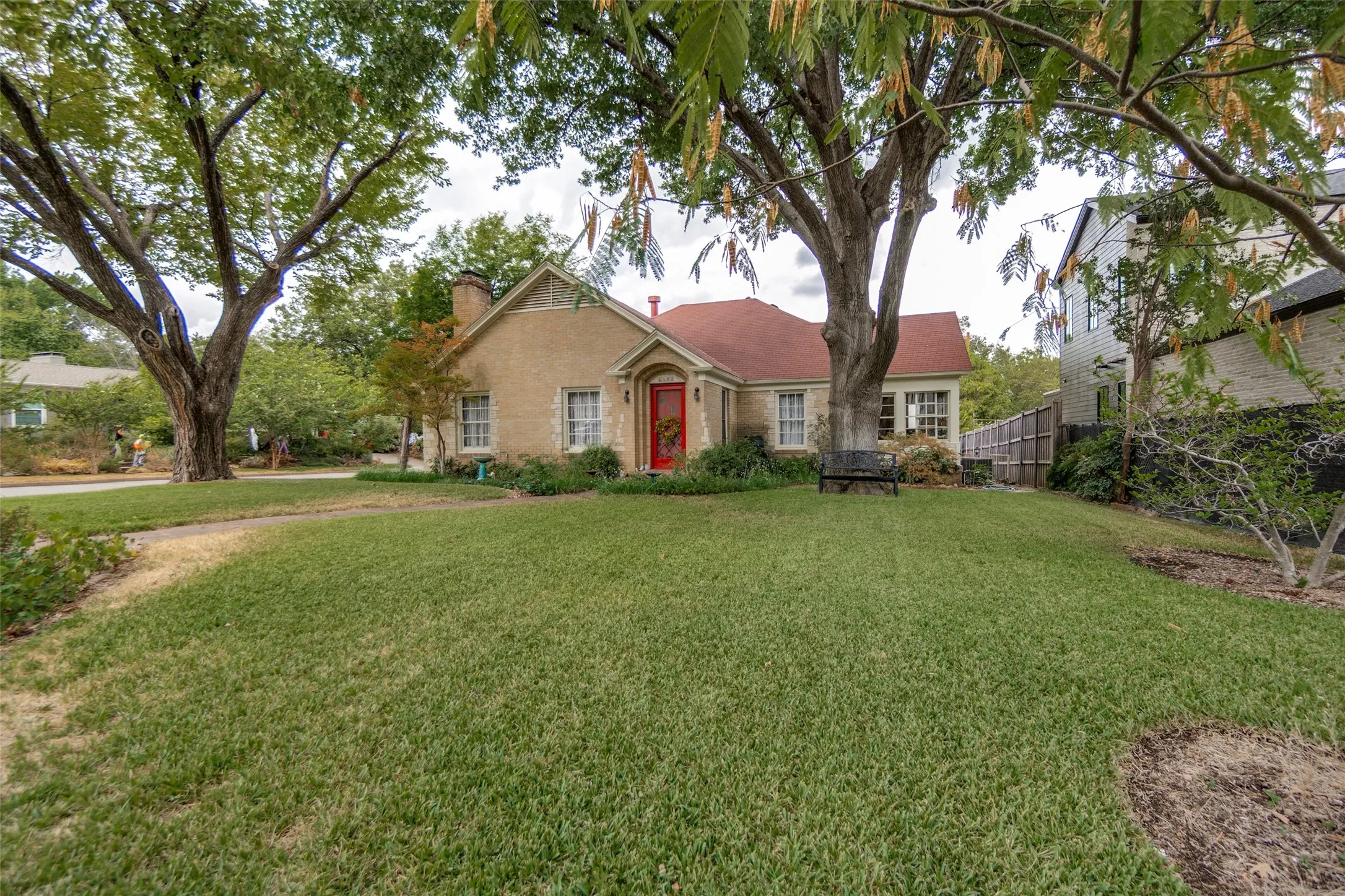 Single Family Residence For Sale in Dallas County , 6903 Clayton Avenue, Dallas, Texas 75214, 2 Bedroom, 1 Bathroom, 2 Garage spaces, 1,651 Sqft, built in 1939, mls#21398873, Real Estate Agent in Dallas, Homes For Sale in Dallas county, Homes For Sale in Dallas, Realtor in Dallas Texas, Real Estate Brokerage Independent Realty Texas, Luminita Cordes Realtor