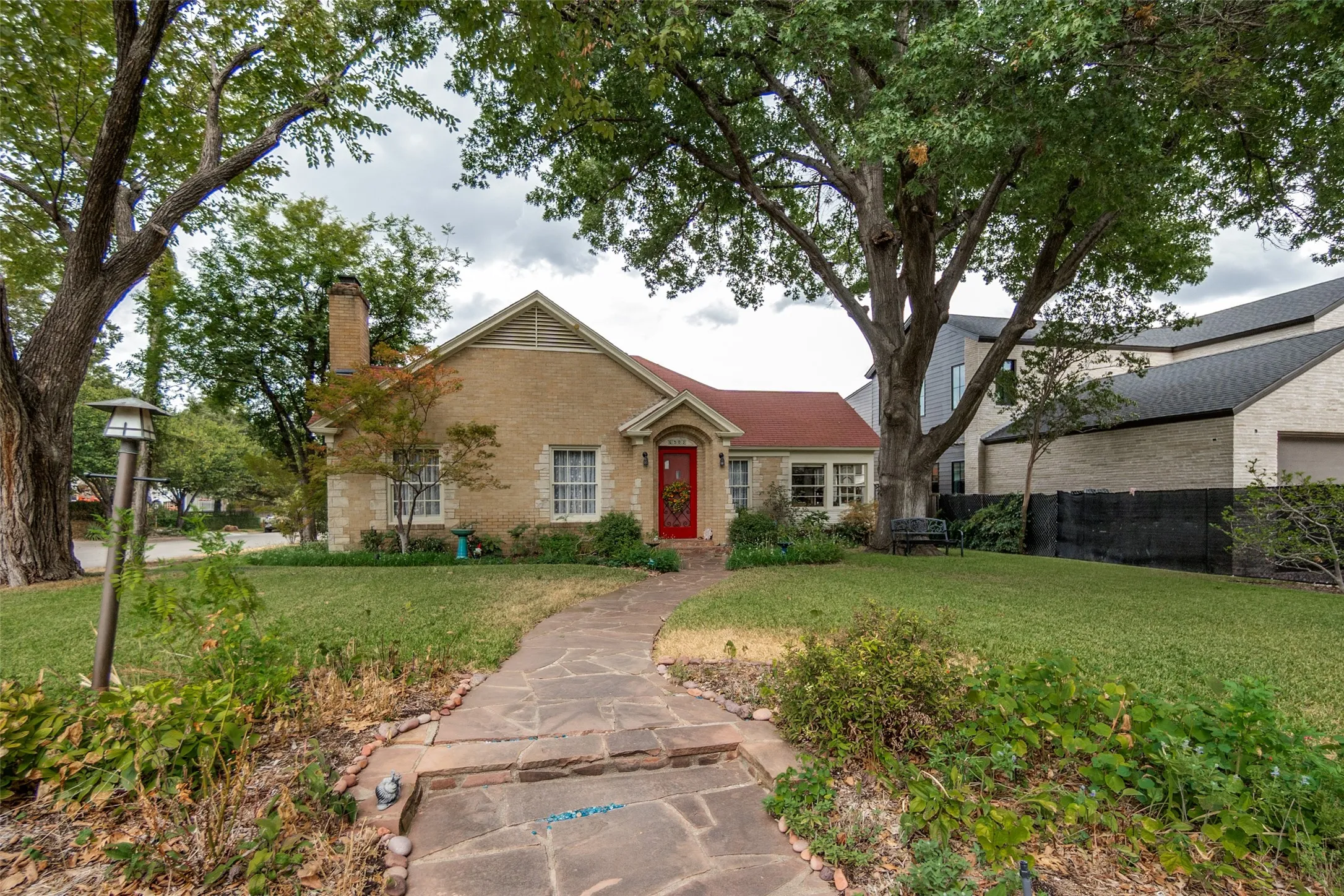 Single Family Residence For Sale in Dallas County , 6903 Clayton Avenue, Dallas, Texas 75214, 2 Bedroom, 1 Bathroom, 2 Garage spaces, 1,651 Sqft, built in 1939, mls#21398873, Real Estate Agent in Dallas, Homes For Sale in Dallas county, Homes For Sale in Dallas, Realtor in Dallas Texas, Real Estate Brokerage Independent Realty Texas, Luminita Cordes Realtor