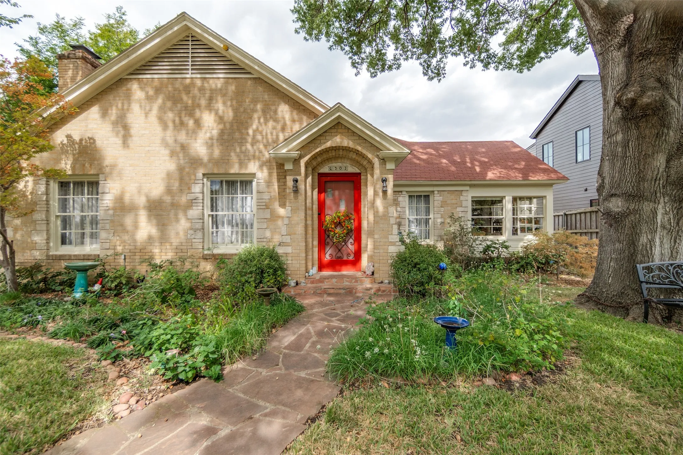 Single Family Residence For Sale in Dallas County , 6903 Clayton Avenue, Dallas, Texas 75214, 2 Bedroom, 1 Bathroom, 2 Garage spaces, 1,651 Sqft, built in 1939, mls#21398873, Real Estate Agent in Dallas, Homes For Sale in Dallas county, Homes For Sale in Dallas, Realtor in Dallas Texas, Real Estate Brokerage Independent Realty Texas, Luminita Cordes Realtor