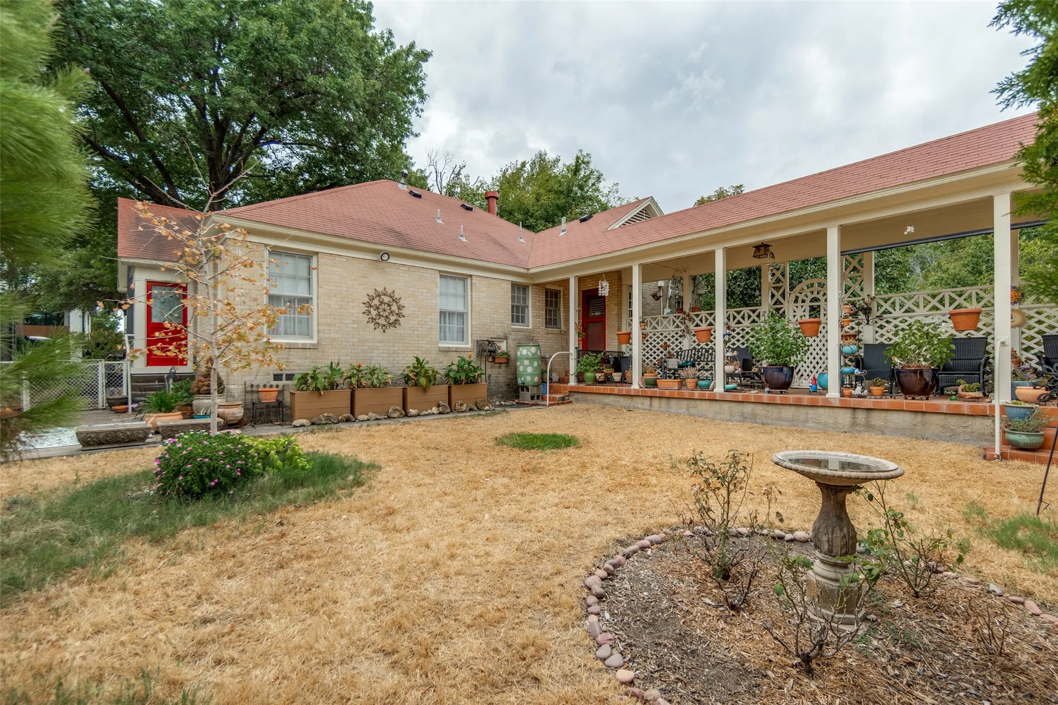 Single Family Residence For Sale in Dallas County , 6903 Clayton Avenue, Dallas, Texas 75214, 2 Bedroom, 1 Bathroom, 2 Garage spaces, 1,651 Sqft, built in 1939, mls#21398873, Real Estate Agent in Dallas, Homes For Sale in Dallas county, Homes For Sale in Dallas, Realtor in Dallas Texas, Real Estate Brokerage Independent Realty Texas, Luminita Cordes Realtor