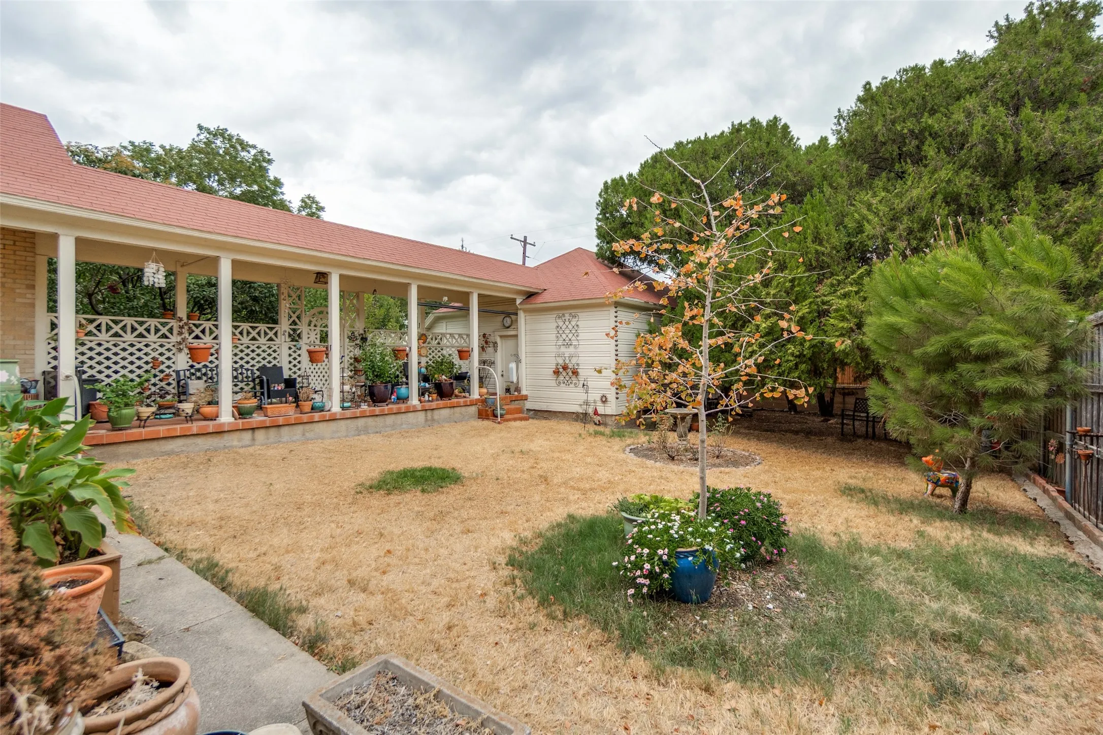 Single Family Residence For Sale in Dallas County , 6903 Clayton Avenue, Dallas, Texas 75214, 2 Bedroom, 1 Bathroom, 2 Garage spaces, 1,651 Sqft, built in 1939, mls#21398873, Real Estate Agent in Dallas, Homes For Sale in Dallas county, Homes For Sale in Dallas, Realtor in Dallas Texas, Real Estate Brokerage Independent Realty Texas, Luminita Cordes Realtor