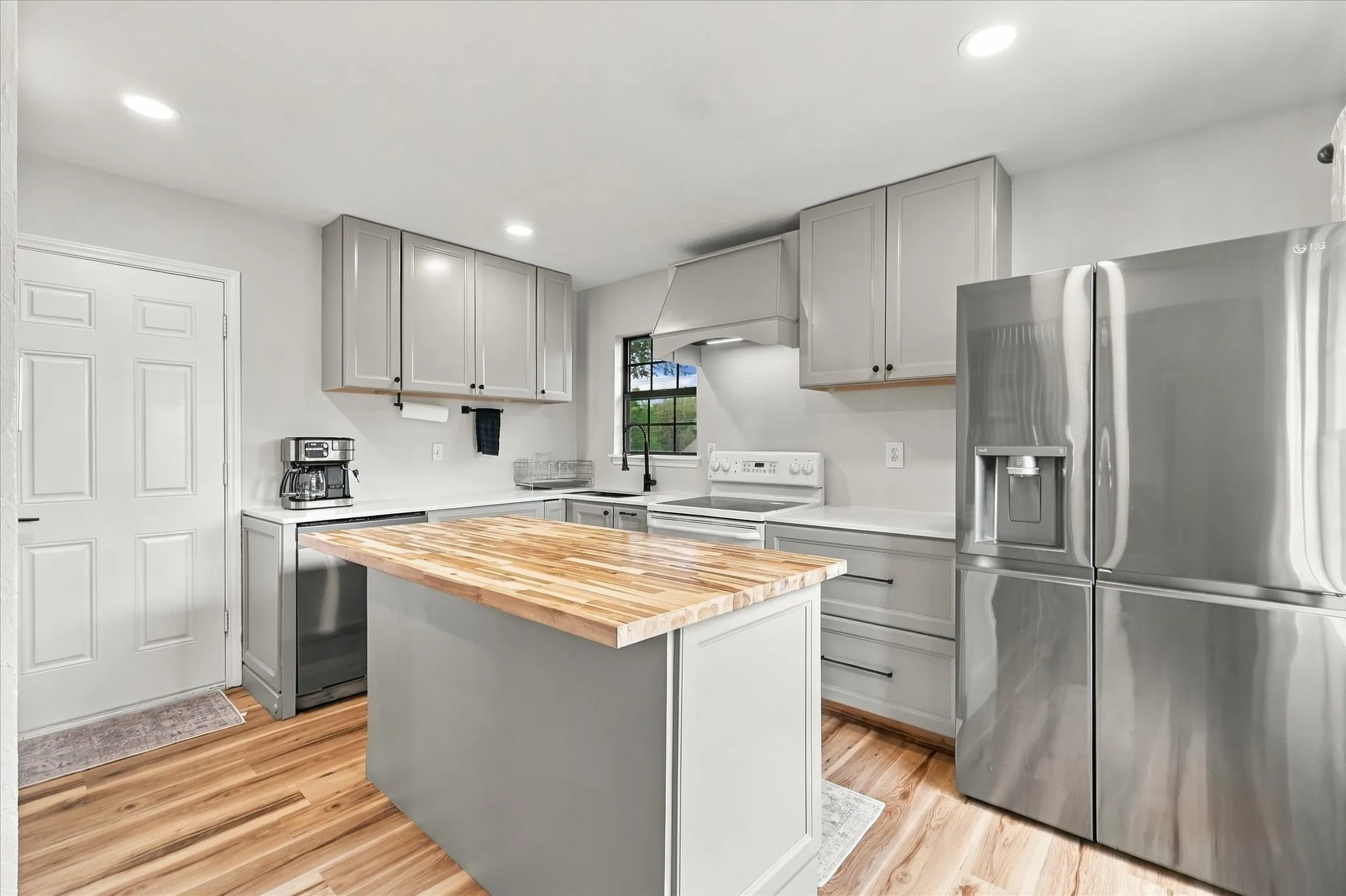 Single Family Residence For Sale in Denton County , 3136 Harbinger Lane, Dallas, Texas 75287, 2 Bedroom, 2 Bathroom, 1 Garage spaces, 1,182 Sqft, built in 1984, mls#21401487, Real Estate Agent in Dallas, Homes For Sale in Denton county, Homes For Sale in Dallas, Realtor in Dallas Texas, Real Estate Brokerage Independent Realty Texas, Luminita Cordes Realtor