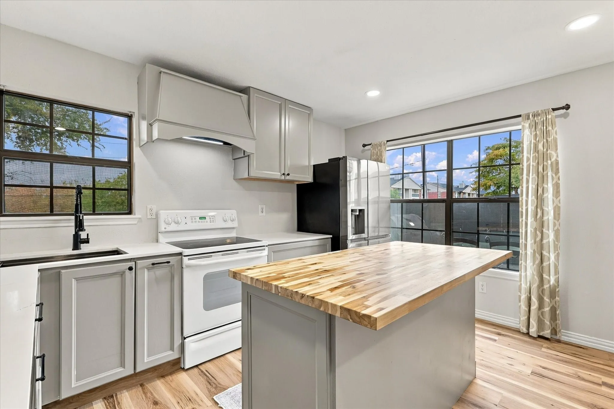 Single Family Residence For Sale in Denton County , 3136 Harbinger Lane, Dallas, Texas 75287, 2 Bedroom, 2 Bathroom, 1 Garage spaces, 1,182 Sqft, built in 1984, mls#21401487, Real Estate Agent in Dallas, Homes For Sale in Denton county, Homes For Sale in Dallas, Realtor in Dallas Texas, Real Estate Brokerage Independent Realty Texas, Luminita Cordes Realtor
