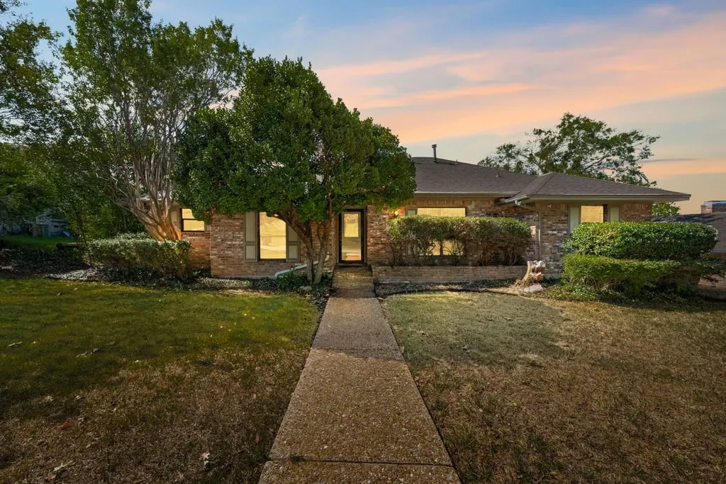 Single Family Residence For Sale in Rockwall County , 203 Becky Lane, Rockwall, Texas 75087, 4 Bedroom, 3 Bathroom, 2 Garage spaces, 2,269 Sqft, built in 1985, mls#21401851, Real Estate Agent in Rockwall, Homes For Sale in Rockwall county, Homes For Sale in Rockwall, Realtor in Rockwall Texas, Real Estate Brokerage Independent Realty Texas, Luminita Cordes Realtor