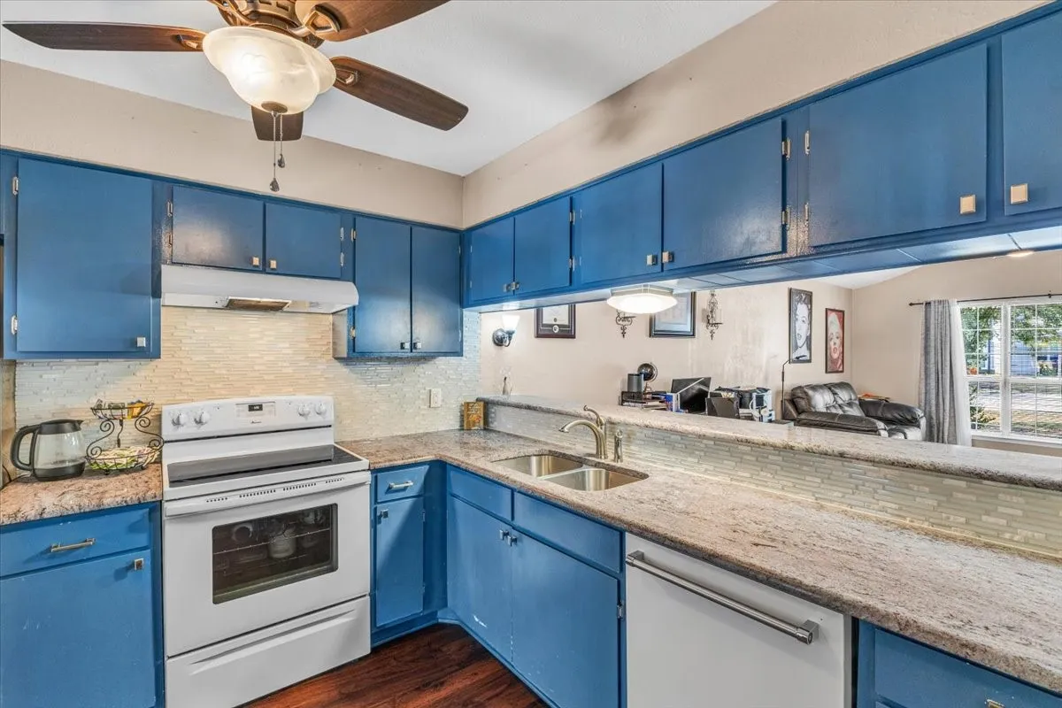 Single Family Residence For Sale in Wise County , 1217 Elm Court, Runaway Bay, Texas 76426, 2 Bedroom, 2 Bathroom, Garage spaces, 1,172 Sqft, built in 1977, mls#21401954, Real Estate Agent in Runaway Bay, Homes For Sale in Wise county, Homes For Sale in Runaway Bay, Realtor in Runaway Bay Texas, Real Estate Brokerage Independent Realty Texas, Luminita Cordes Realtor