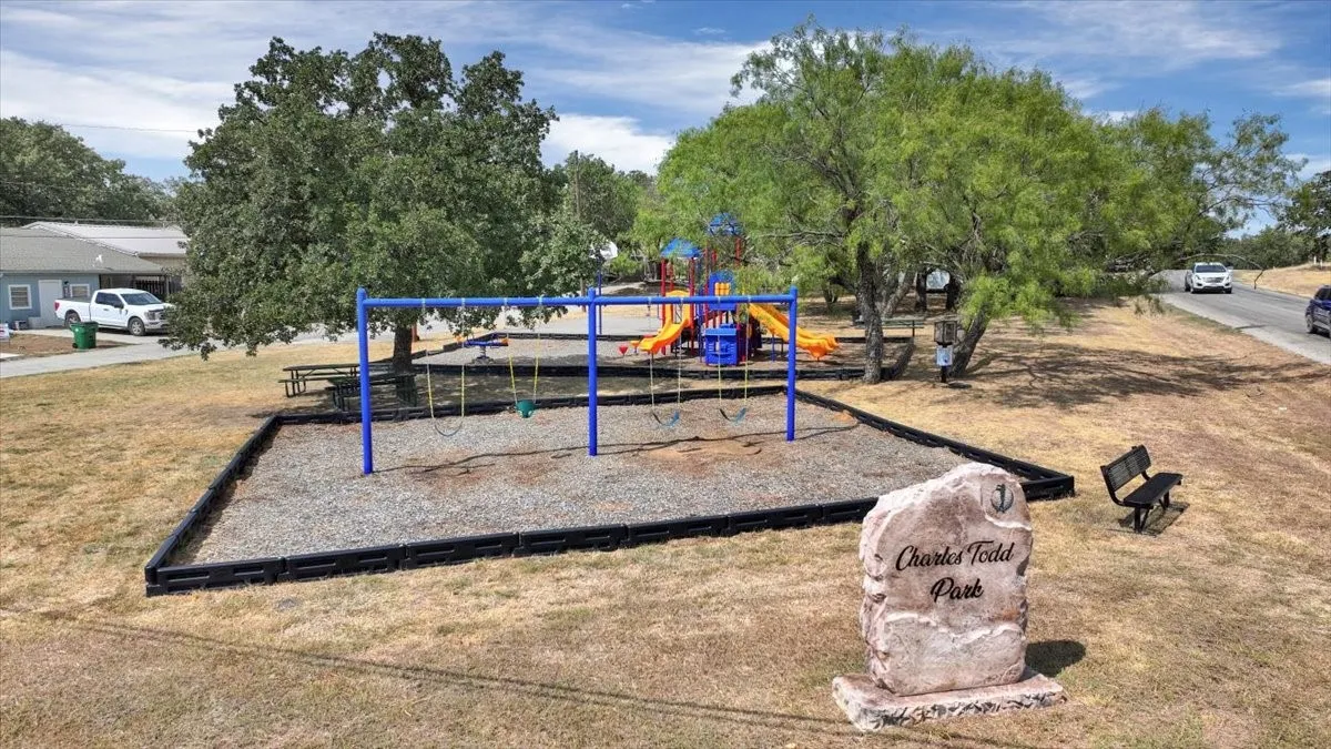 Single Family Residence For Sale in Wise County , 1217 Elm Court, Runaway Bay, Texas 76426, 2 Bedroom, 2 Bathroom, Garage spaces, 1,172 Sqft, built in 1977, mls#21401954, Real Estate Agent in Runaway Bay, Homes For Sale in Wise county, Homes For Sale in Runaway Bay, Realtor in Runaway Bay Texas, Real Estate Brokerage Independent Realty Texas, Luminita Cordes Realtor