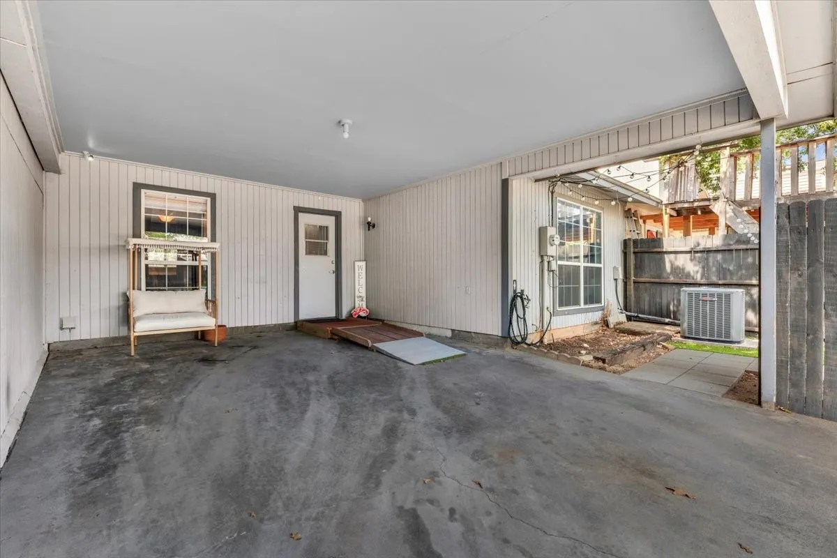 Single Family Residence For Sale in Wise County , 1217 Elm Court, Runaway Bay, Texas 76426, 2 Bedroom, 2 Bathroom, Garage spaces, 1,172 Sqft, built in 1977, mls#21401954, Real Estate Agent in Runaway Bay, Homes For Sale in Wise county, Homes For Sale in Runaway Bay, Realtor in Runaway Bay Texas, Real Estate Brokerage Independent Realty Texas, Luminita Cordes Realtor