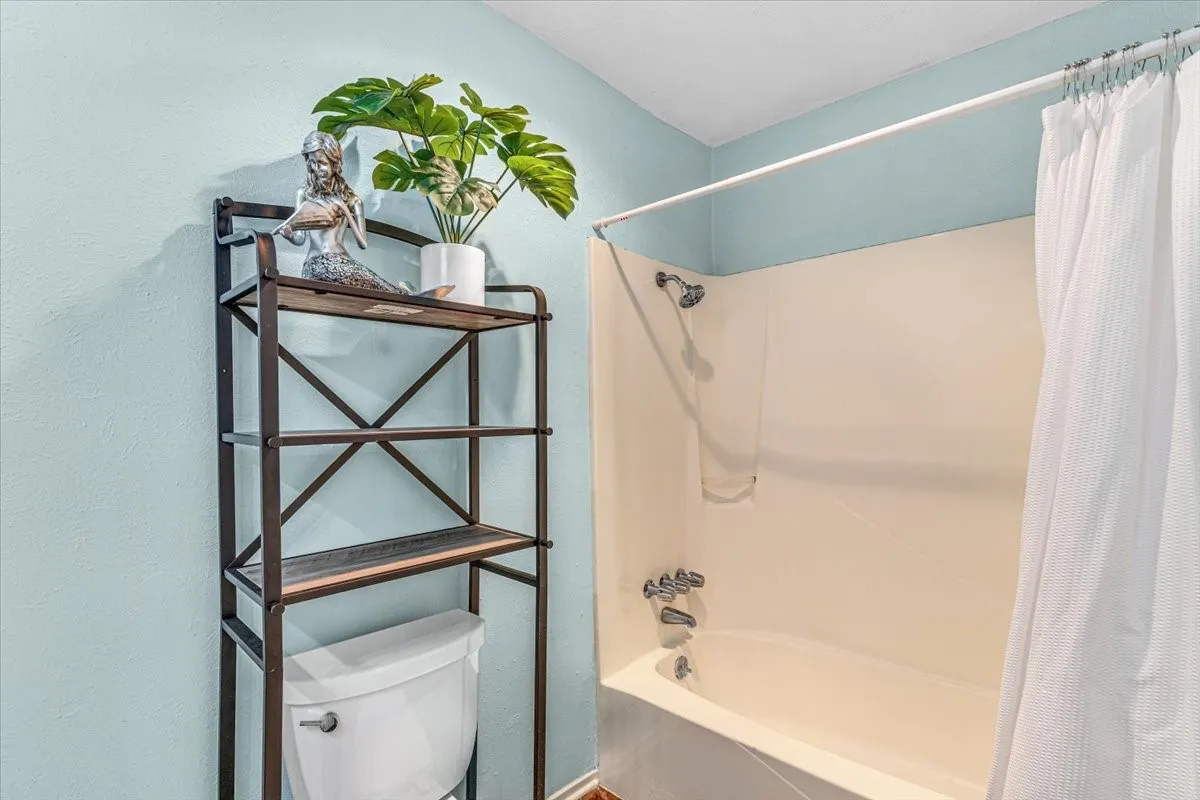 Single Family Residence For Sale in Wise County , 1217 Elm Court, Runaway Bay, Texas 76426, 2 Bedroom, 2 Bathroom, Garage spaces, 1,172 Sqft, built in 1977, mls#21401954, Real Estate Agent in Runaway Bay, Homes For Sale in Wise county, Homes For Sale in Runaway Bay, Realtor in Runaway Bay Texas, Real Estate Brokerage Independent Realty Texas, Luminita Cordes Realtor