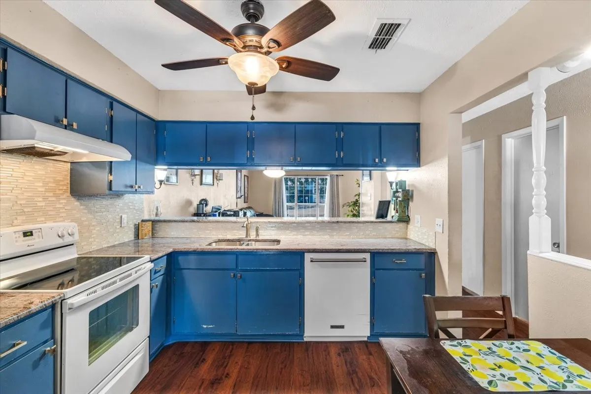 Single Family Residence For Sale in Wise County , 1217 Elm Court, Runaway Bay, Texas 76426, 2 Bedroom, 2 Bathroom, Garage spaces, 1,172 Sqft, built in 1977, mls#21401954, Real Estate Agent in Runaway Bay, Homes For Sale in Wise county, Homes For Sale in Runaway Bay, Realtor in Runaway Bay Texas, Real Estate Brokerage Independent Realty Texas, Luminita Cordes Realtor