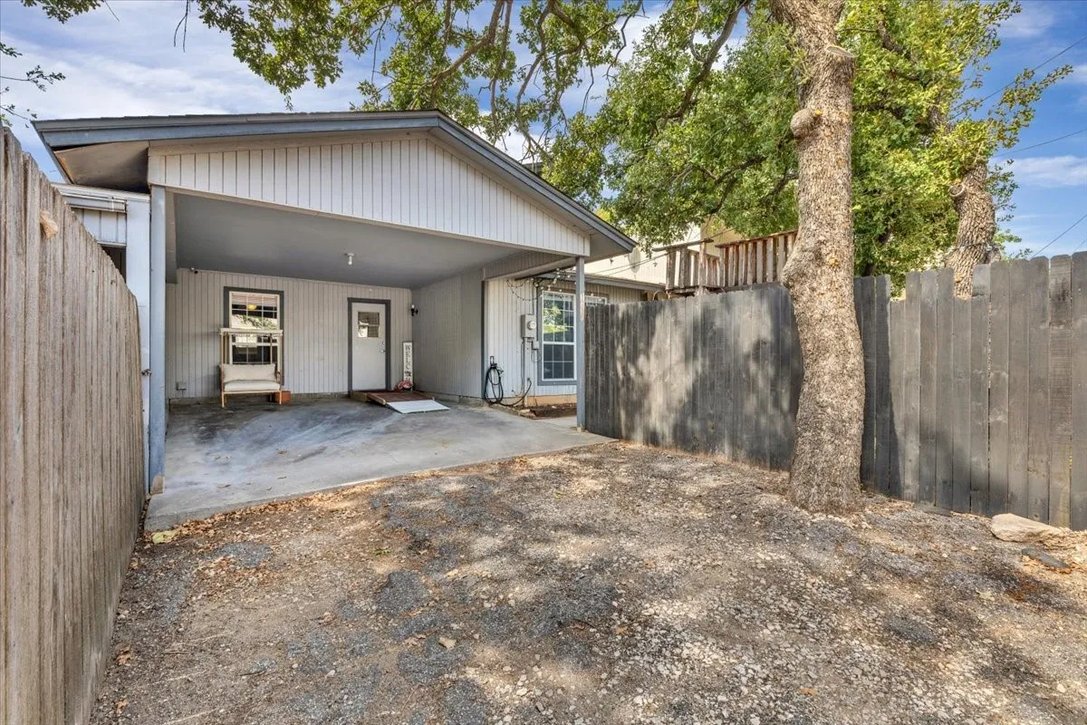 Single Family Residence For Sale in Wise County , 1217 Elm Court, Runaway Bay, Texas 76426, 2 Bedroom, 2 Bathroom, Garage spaces, 1,172 Sqft, built in 1977, mls#21401954, Real Estate Agent in Runaway Bay, Homes For Sale in Wise county, Homes For Sale in Runaway Bay, Realtor in Runaway Bay Texas, Real Estate Brokerage Independent Realty Texas, Luminita Cordes Realtor