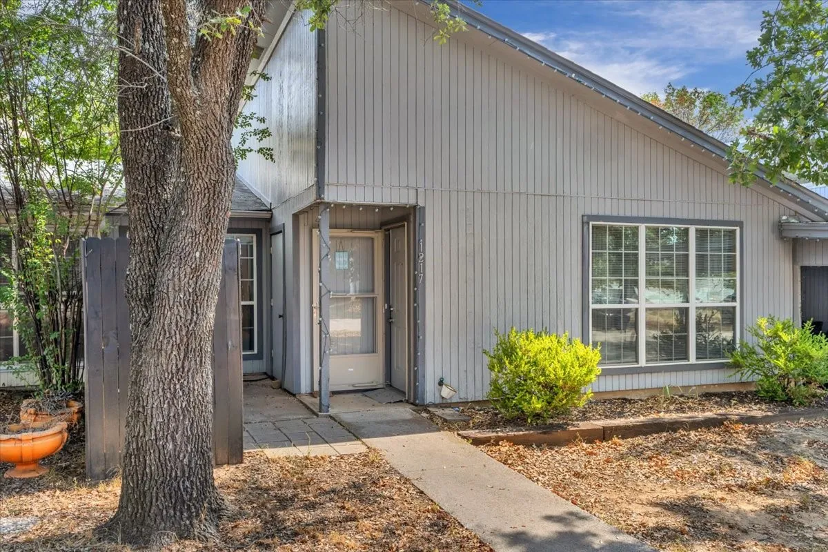 Single Family Residence For Sale in Wise County , 1217 Elm Court, Runaway Bay, Texas 76426, 2 Bedroom, 2 Bathroom, Garage spaces, 1,172 Sqft, built in 1977, mls#21401954, Real Estate Agent in Runaway Bay, Homes For Sale in Wise county, Homes For Sale in Runaway Bay, Realtor in Runaway Bay Texas, Real Estate Brokerage Independent Realty Texas, Luminita Cordes Realtor
